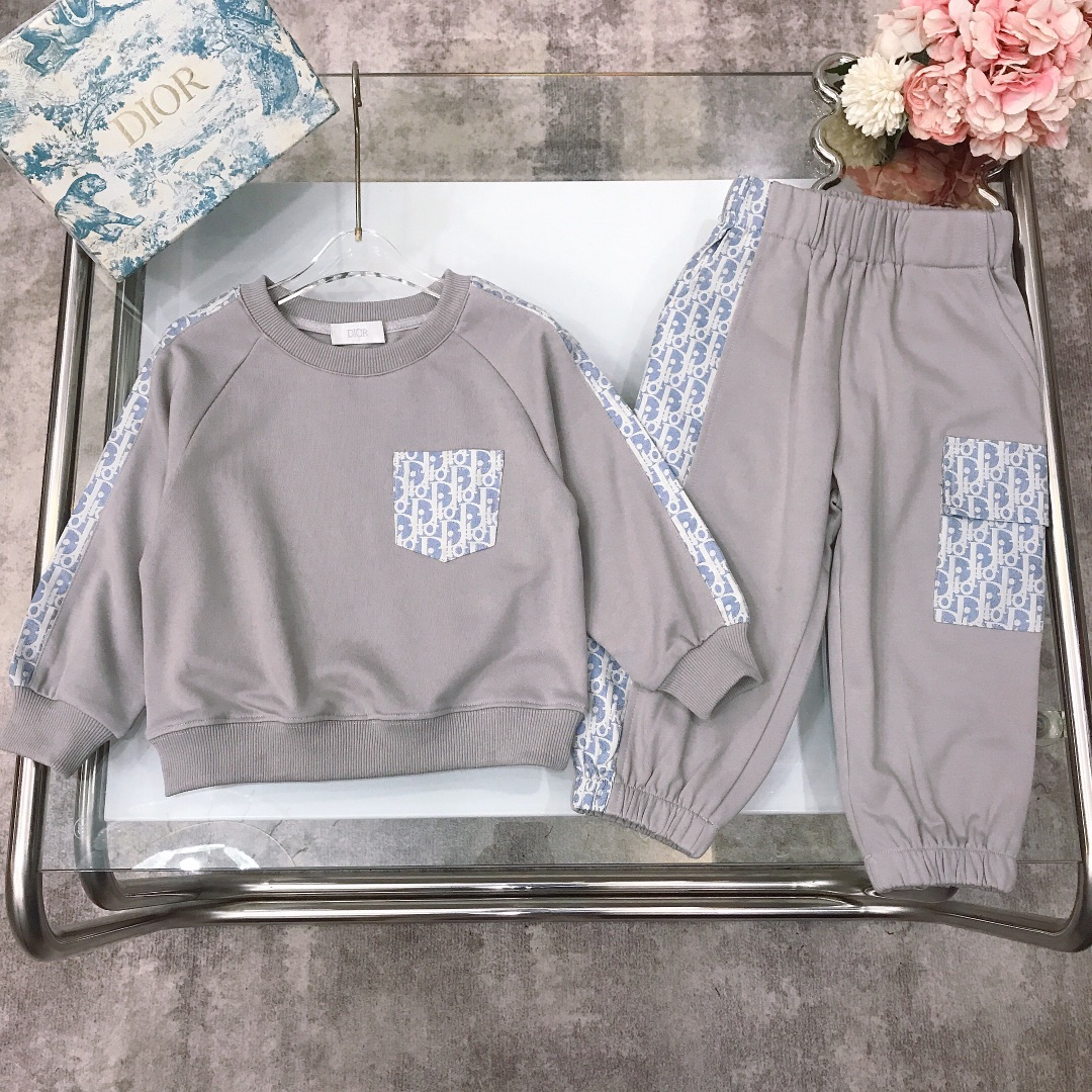 NO:578915,[Available in stock] Size 90- DIO* Autumn new style~Set Limited series [Pullover sweatshirt and trousers] New style in the cabinet~Both male and female babies can wear it. Exquisite pure cotton terry sweatshirt with embroidered logo pocket design on the chest, pants with the same logo jacquard webbing and large pocket design. Made of 320g terry pure cotton fabric. Soft and comfortable, simple and fashionable. Craftsmanship superimposed. Visible high quality. Super stylish and good-looking. Color gray  size90--110-120-130-140-[CM] Full set of packaging 10, clothes, dior, hoodie, sweatshirts,19860909【现货发】  尺寸90-  DIO* 秋季新款～套装 限定系列【套头卫衣长裤】柜子同步新款～男女宝宝均穿 精致纯棉毛圈卫衣棉搭配胸前提花logo口袋设计,裤子同系logo提花织带拼接搭配大口袋设计 采用克重320g毛圈纯棉面料材质制作 柔软舒适 简约时尚 工艺叠加 看得见的高品质 超级有型又好看 颜色灰色 size90--110-120-130-140-【CM】 全套包装10,衣服,dior,hoodie,sweatshirts,,Children's