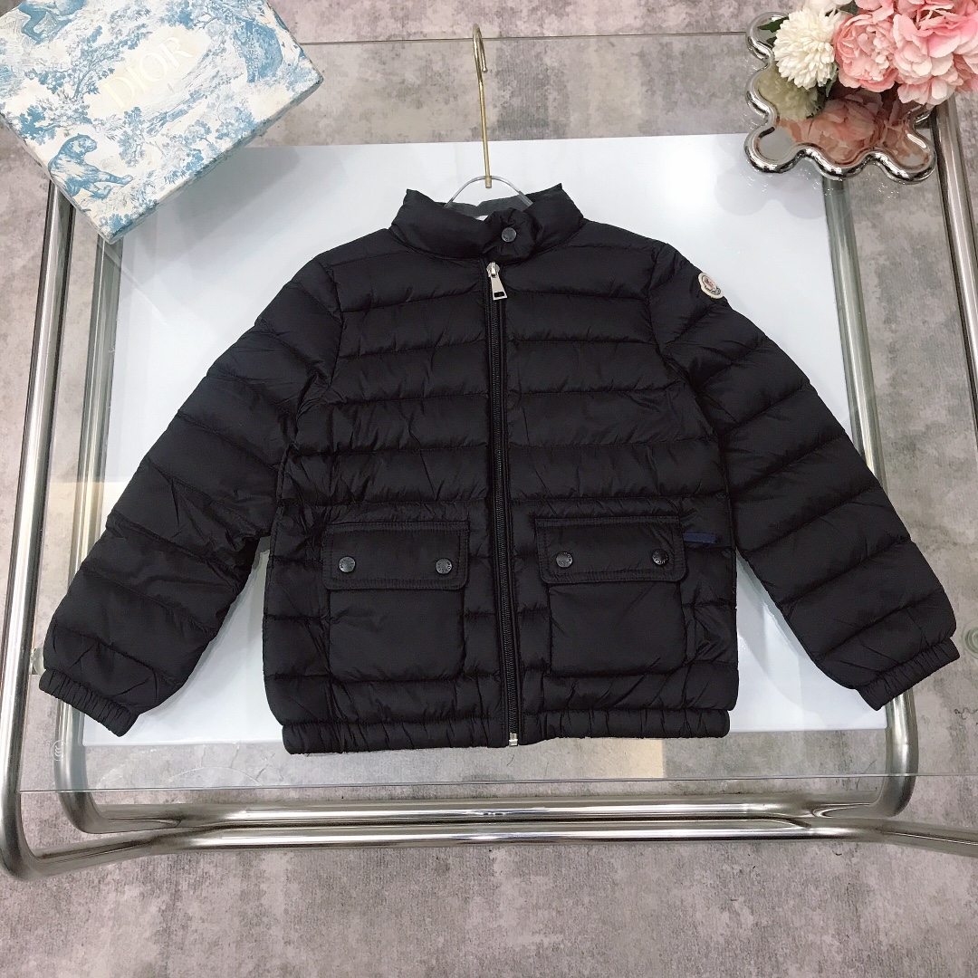 NO:578823,[Ready stock] MONCLER short stand-collar down jacket, hot model shipped, thickened fleece and super warm design, three-dimensional embroidered logo small round mark on the sleeve side, made of pure 90 national standard white duck down ~ excellent fluffiness, very warm and warm, and the upper body effect is super good!  Three standard complete, color off-white, black, pink, navy blue Size---140-150-160 [CM], clothes, down jacket,19860909【现货发】   MONCLER 短款立领羽绒服 火爆款出货 抓绒加厚超保暖设计 袖侧立体刺绣logo小圆标 采用纯正90国标白鸭绒～蓬松度极好 非常暖和保暖 上身效果超级好哦！ 三标齐全, 颜色米白色 黑色 粉色 藏蓝色  Size---140-150-160【CM】,衣服,down jacket,,Children's