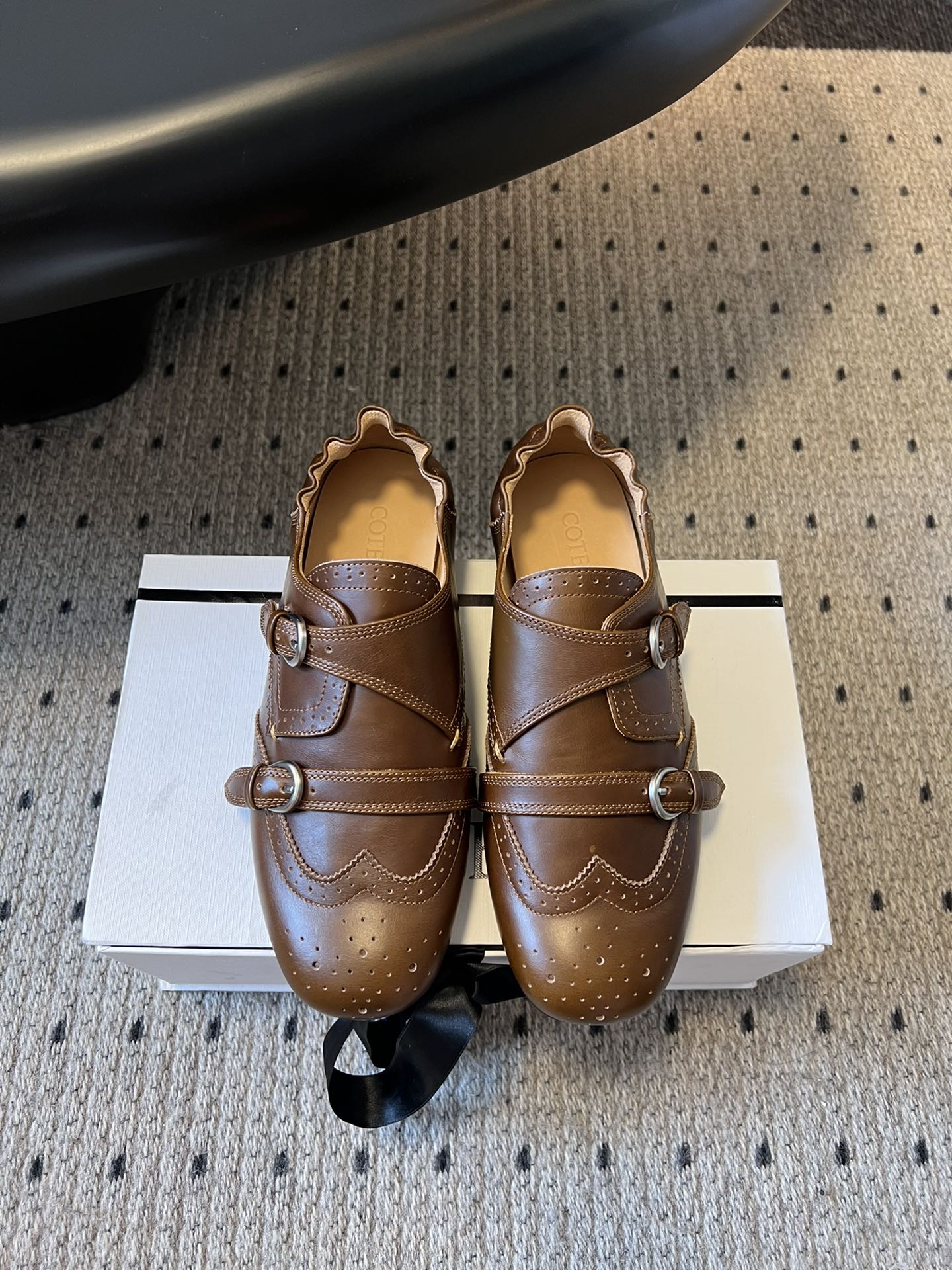 NO:593262,COTEMP retro double-button carved loafers combine retro and modern feel, using a Monk shoe structure, and the double-buckle strap design is classic and recognizable; the brogue carved elements on the toe add a sense of retro sophistication, and the wavy edge of the shoe mouth injects soft elements to balance the tough style.  The upper is made of high-quality leather/suede, with a delicate texture; some styles use distressed coloring techniques to create a retro and old-fashioned atmosphere, enhancing the uniqueness and retro charm of the item. The shoe shape is loose and comfortable, suitable for daily wear; the wavy shoe opening is designed to fit the ankle, which is both beautiful and can reduce friction and improve wearing comfort. The upper is cowhide/cow suede, the lining is cowhide, and the rubber outsole is increased by 4cm.  Size35-41 (40-41 customized, non-refundable), loafers, loafers, cowhide, chamois leather19860909COTEMP 复古双扣雕花乐福鞋 融合复古与现代感,采用孟克鞋结构,双扣带设计经典且具辨识度；鞋头的布洛克雕花元素增添复古精致感,鞋口的波浪形边缘则注入柔美元素,平衡硬朗风格. 鞋面运用优质皮革/麂皮材质,质感细腻；部分款式采用做旧擦色工艺,营造复古做旧氛围,提升单品的独特性与复古韵味.鞋型宽松舒适,适合日常穿搭；波浪形鞋口设计贴合脚踝,既美观又能减少摩擦,提升穿着舒适度. 鞋面牛皮/牛反绒 内里牛皮 大底橡胶大底 增高4cm Size35-41（40-41定制不退换）,乐福鞋,loafers,cowhide,chamois leather,Women's Shoes