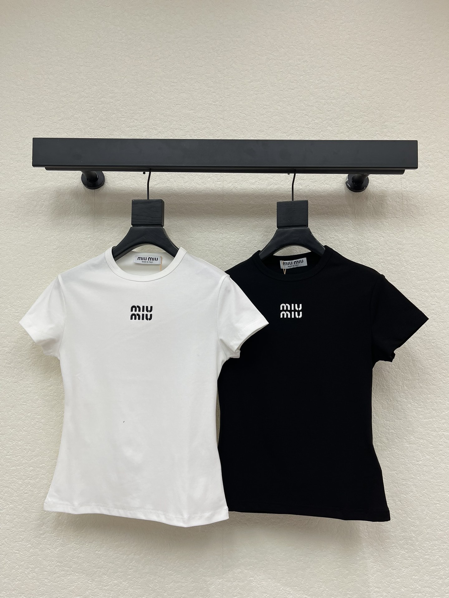 NO:577643,Miumi*26 new early spring short-sleeved T-shirt with contrasting embroidered logo. Made of cotton jersey fabric. Classic round neck short version. Elongates the body proportions. Decorated with brand English logo embroidery pattern. It looks good when worn alone. It is suitable for all seasons. SML,,miumiu,T-shirt,tees,t-shirt,alexander wang19860909Miumi*26早春新款撞色刺绣logo短袖T恤 采用棉质平纹针织面料制作 经典圆领短款版型 拉长身材比例 饰有品牌英文标识徽标刺绣图案 单穿内搭都很好看 四季都 SML,,miumiu,T-shirt,tees，t-shirt,alexander wang,Women's clothing