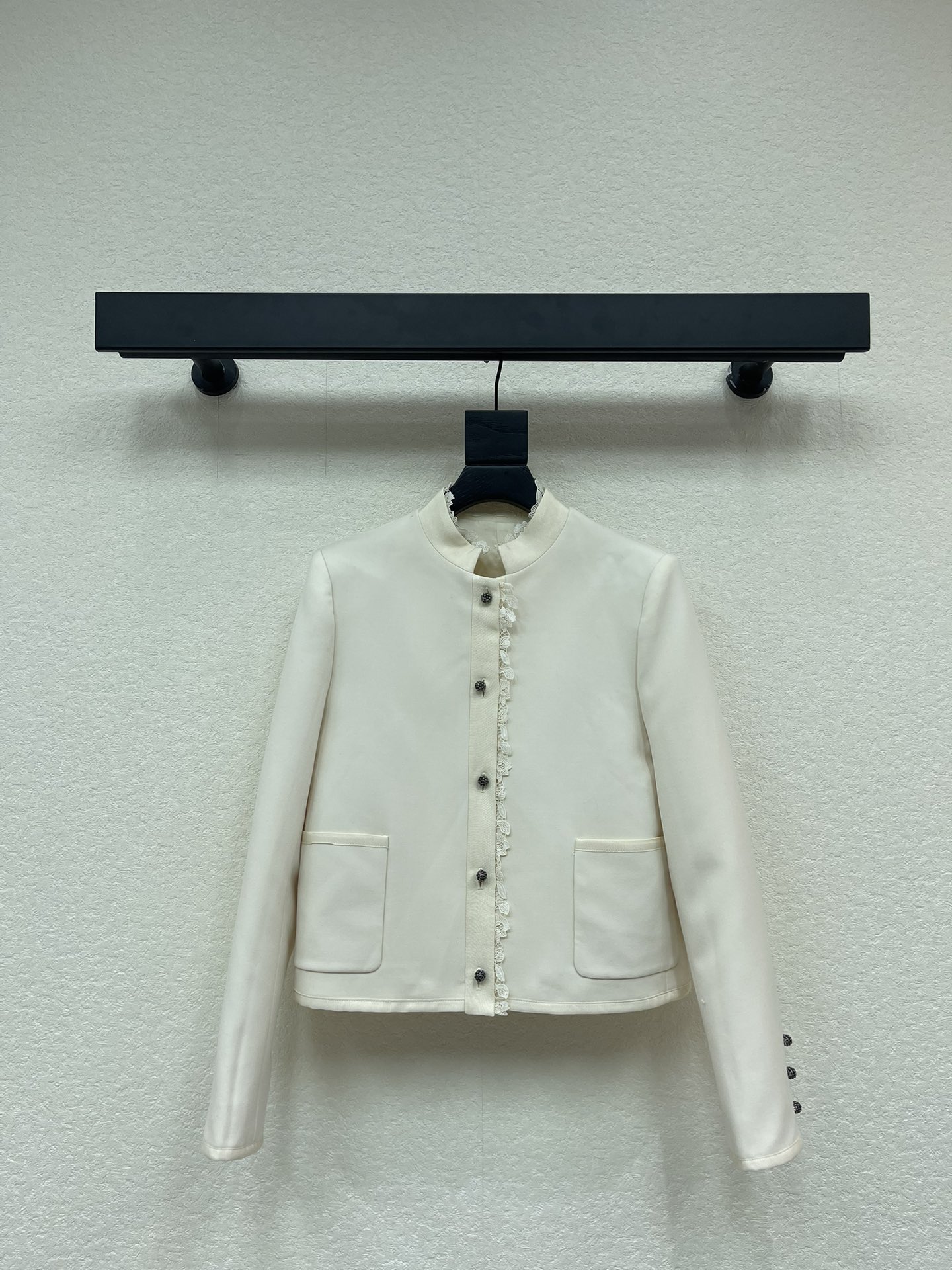 NO:579120,Dio*25 new autumn and winter lace velvet lace small stand-up collar suit jacket. The short classic version can be easily worn with a high-end tone. It can be worn with any figure. Easily have right-angled shoulders. Visually improve the proportion of the legs. It can be fashionable or elegant. Stitched lace embellishment. Customized rhinestone CD buckle decoration. Easy to match. Versatile item for casual and important occasions. S-XL A,, dior, jackets & coats, business suit, alexander wang19860909Dio*25秋冬新款蕾丝水绒花边小立领西装外套 短款经典版型轻松穿出高级调性 任何身材都可 轻松拥有直角肩 视觉提高腿部比例 搭配起来可时髦可优雅 拼接蕾丝花边点缀 定制水钻CD扣饰装饰 轻松搭配 休闲重要场合通吃的百搭单品 S-XL A,,dior,jackets & coats,business suit,alexander wang,Women's clothing