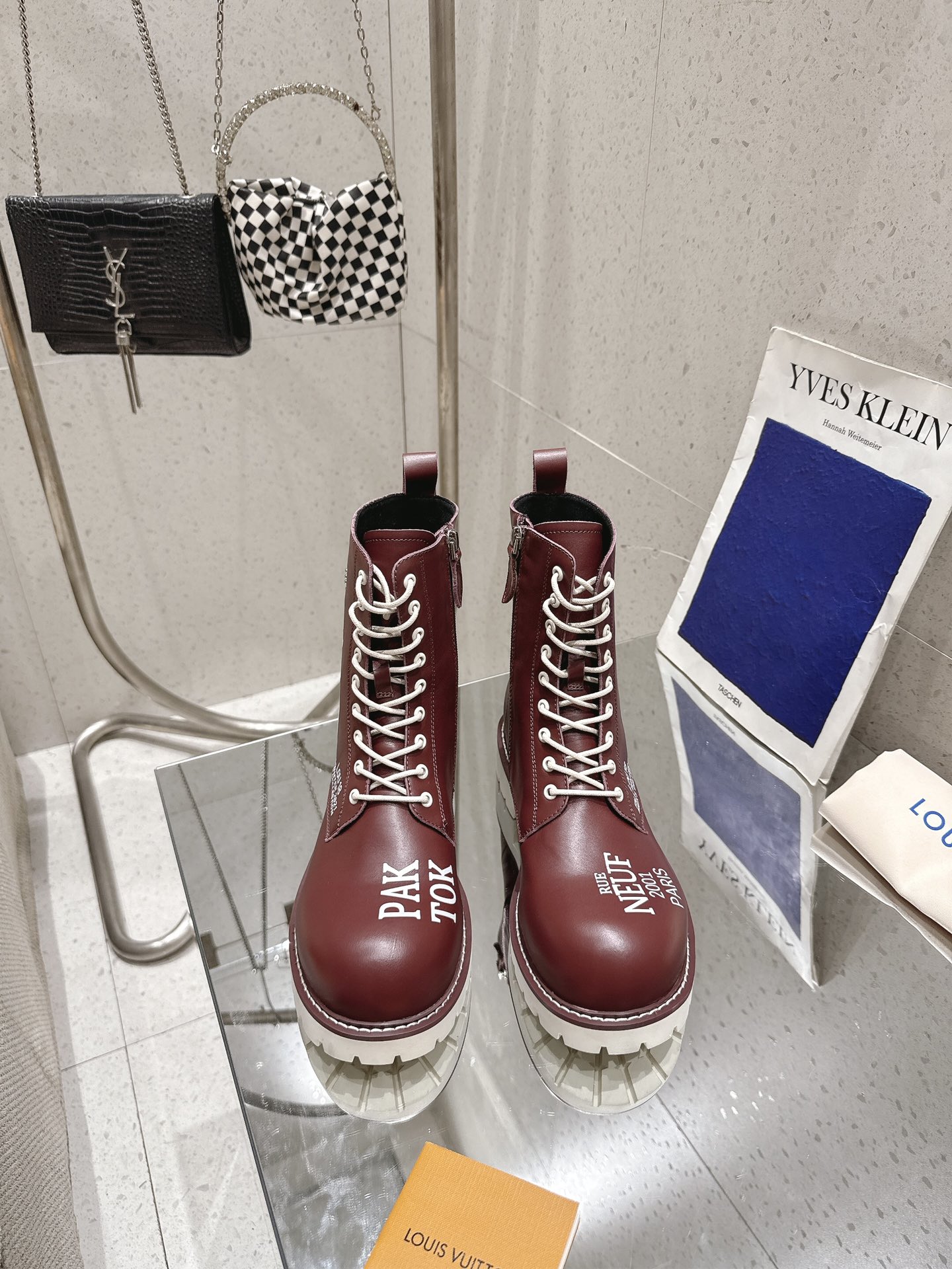 NO:578373,Purchasing agent level!  Fully matching package 25 new autumn and winter Louis vuitton LV graffiti Martin boots series couples wear side zipper short boots lace-up thick-soled Martin boots This graffiti rivet Martin boots carry military inspiration and Louis Vuitton's travel heritage. The soft cow leather upper is embellished with metal chains and luggage tag-shaped hangings made of Monogram canvas. The EVA outsole has fine ridges, thick yet light. Material cowhide Inner lining: imported sheepskin Feet: sheepskin  Outsole Original outsole Heel height 4cm Shoe size: Women's size 35-41 Men's size 40-46, boots, louis vuitton, louis vuitton, louis vuitton, boots, cowhide, sheepskin19860909代购级！全配套包装 25秋冬新款Louis vuitton LV 涂鸦马丁靴系列情侣装侧拉链短靴系带厚底马丁靴 本款涂鸦铆钉马丁靴承载军旅灵感和路易威登的旅行传承,为舒软牛皮革鞋面点缀金属链条和Monogram帆布制成的行李牌形状挂饰.EVA 外底拥有细致凸纹,厚实而不失轻盈. 材料牛皮 内里: 进口羊皮 垫脚:羊皮 大底原版大底 跟高4cm 鞋码: 女码 35-41 男码40-46,靴子,louis vuitton,louis vuitton,louis vuitton,boots,cowhide,sheepskin,Women's Shoes