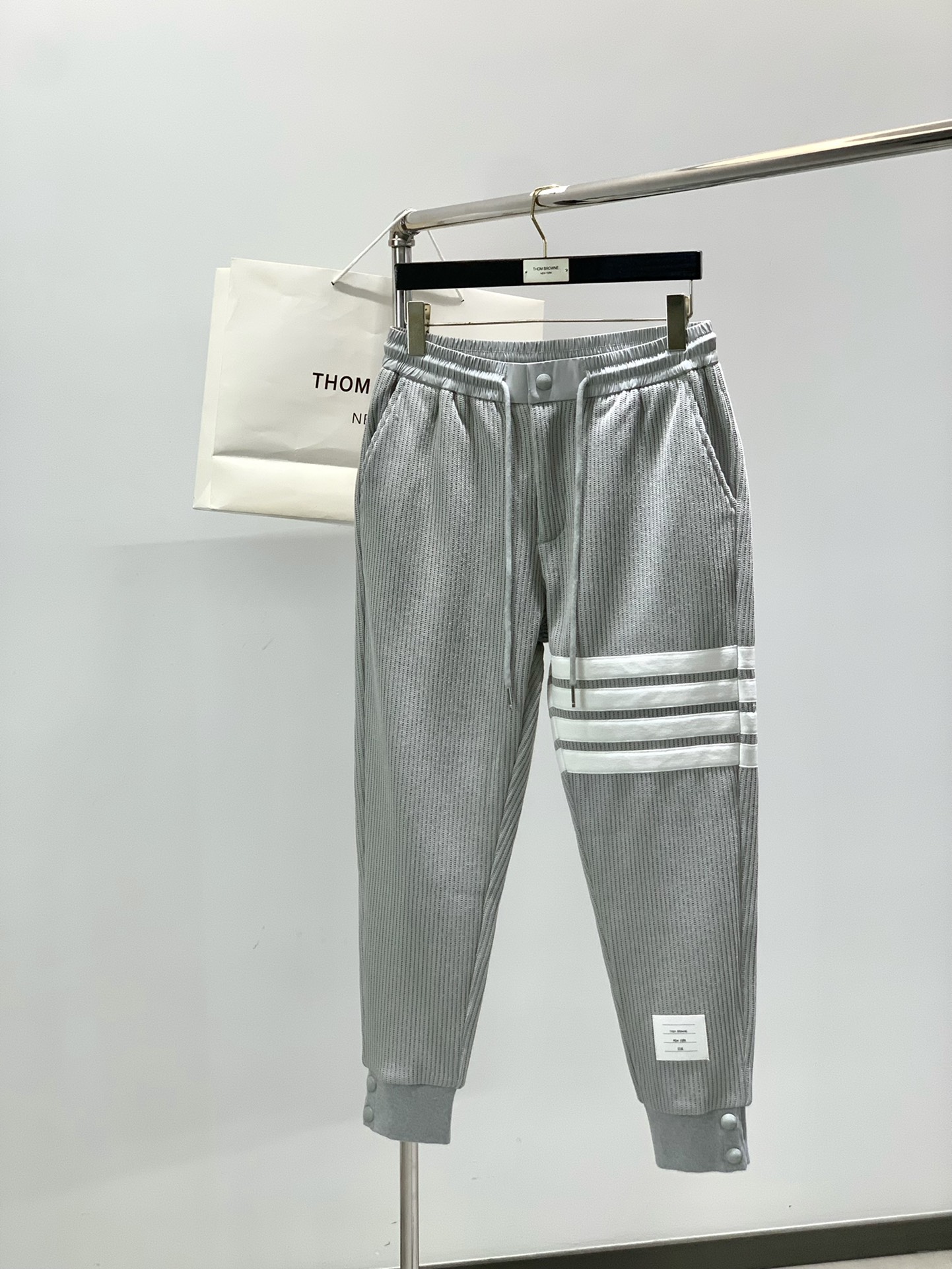 NO:599752,, Tom Browne Tom. Brown, the latest winter product, available at counters at the same time, original order, fashionable and casual knitted velvet trousers, the upper body is very unique!  Eye-catching and bright, imported original fabric, skin-friendly and breathable, top-notch printed letter pattern logo, original hardware accessories decoration, simple yet fashionable, extremely high-grade, extremely handsome upper body, 2 colors recommended, size M-3XL,,thom browne,tom ford,alexander wang19860909,Tom Browne 汤姆.布朗,冬季最新品,专柜同步有售,原单狠货,时尚休闲针织绒长裤,上身很有特点！吸睛而有亮点,进口原版面料,亲肤透气,顶级印花工艺字母图案logo,原版五金辅料装饰,简单而不失时尚,档次极高,上身帅到爆,2色推荐,码数M-3XL,,thom browne,tom ford,alexander wang,Men's clothing