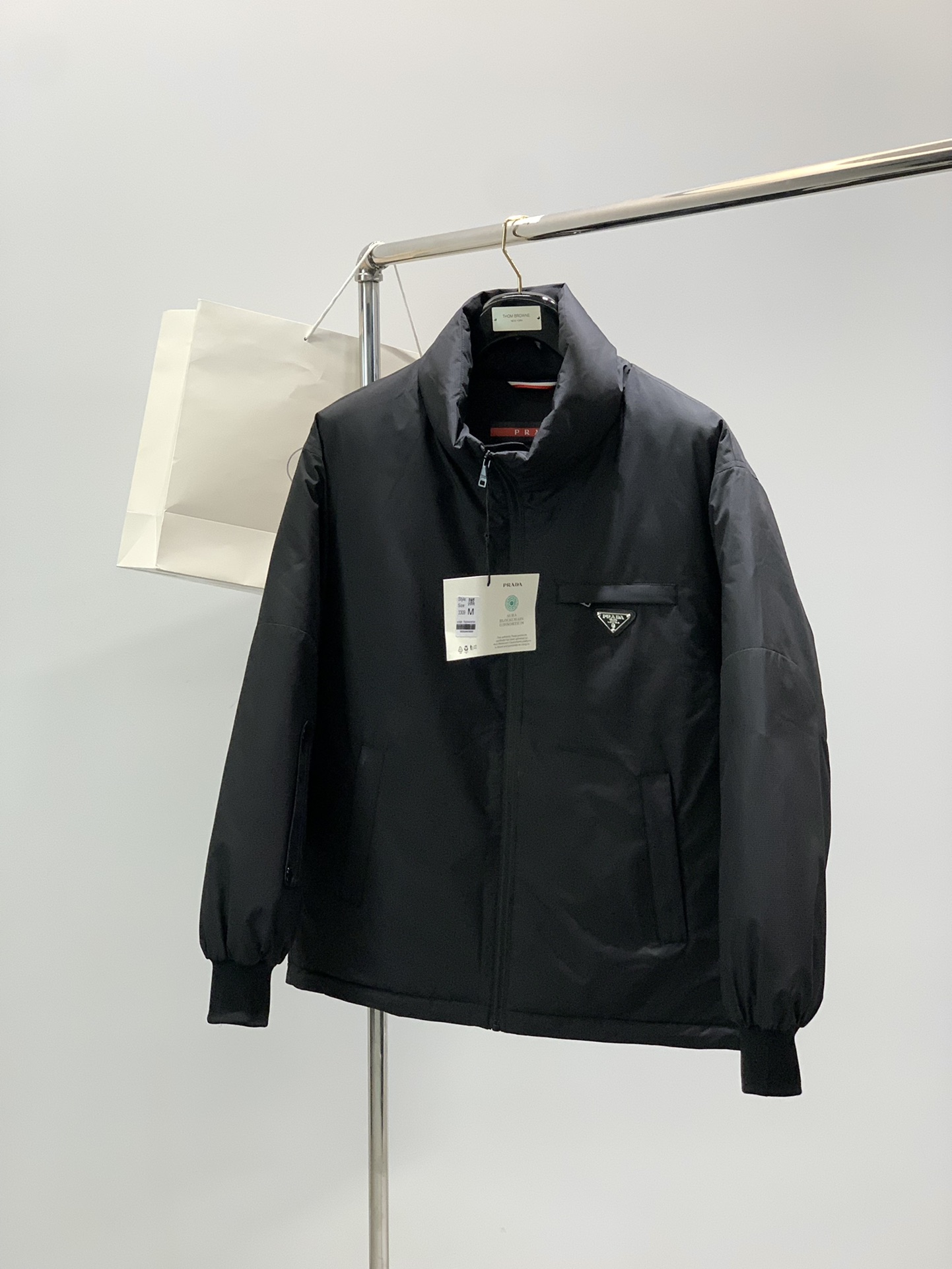 NO:601614,, PRADA Prada, the latest winter products, available at counters simultaneously, fashionable casual down jacket, imported original fabrics, extremely complicated workmanship, the only channel that can be used as a purchasing agent, top-notch rubber printing process letter pattern logo, original hardware accessories decoration, extremely high grade, comfortable and versatile, handsome and stylish upper body, 2 colors recommended, size M-3XL,, prada, prada, down jacket, alexander wang19860909,PRADA 普拉达,冬季最新品,专柜同步有售,时尚休闲羽绒服,进口原版面料,做工极为复杂,唯一可以做代购级别的渠道狠货,顶级印胶工艺字母图案logo,原版五金辅料装饰,档次极高,舒适百搭,上身帅气有型,2色推荐,码数M-3XL,,prada,prada,down jacket,alexander wang,Men's clothing