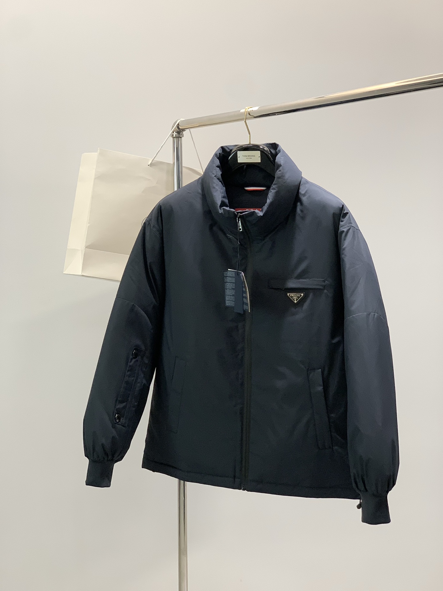 NO:601616,PRADA, the latest winter product, available at counters simultaneously, fashionable casual down jacket, original imported fabrics, extremely complicated workmanship, the only channel that can be used as a purchasing agent, top-notch printing letter pattern logo, original hardware accessories decoration, extremely high grade, comfortable and versatile, handsome and stylish upper body, 2 colors recommended, size M-3XL,, prada, prada, down jacket, alexander wang19860909PRADA 普拉达,冬季最新品,专柜同步有售,时尚休闲羽绒服,进口原版面料,做工极为复杂,唯一可以做代购级别的渠道狠货,顶级印胶工艺字母图案logo,原版五金辅料装饰,档次极高,舒适百搭,上身帅气有型,2色推荐,码数M-3XL,,prada,prada,down jacket,alexander wang,Men's clothing