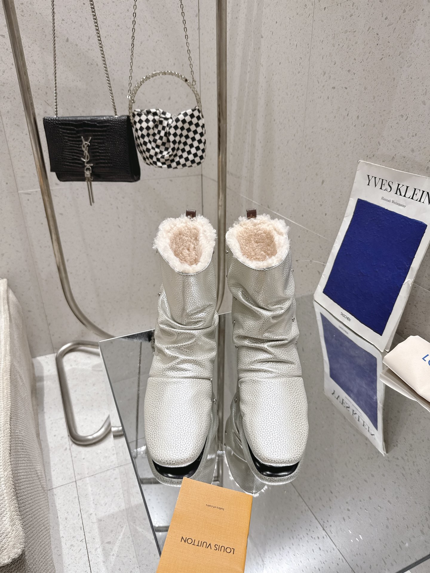 NO:578369,Purchasing agent level! The fully packaged Nomad boots made an eye-catching debut in the 2025 autumn and winter women's wear show. They are paired with plain sheepskin for a tubular silhouette, and then illuminated with metal studs on the sides, echoing Louis Vuitton leather goods. The square toe design and slim flat heel add to the appeal. Material Plain sheepskin Lining: Sheepskin Foot pads: Sheepskin Outsole Leather outsole Shoe size: 35-41 (40.41 custom-made, non-refundable), boots, louis vuitton, boots, sheepskin, Leather soles19860909代购级！全配套包装 Nomad 靴子于 2025 秋冬女装秀场瞩目亮相,为管状廓形搭配素面羊皮革,再以金属饰钉点亮侧面,与路易威登皮具遥相呼应.方头设计和纤薄平跟再添辦识度. 材料素面羊皮 内里: 羊皮 垫脚:羊皮 大底真皮大底 鞋码: 35-41(40.41定做不退换),靴子,louis vuitton,boots,sheepskin,Leather soles,Women's Shoes