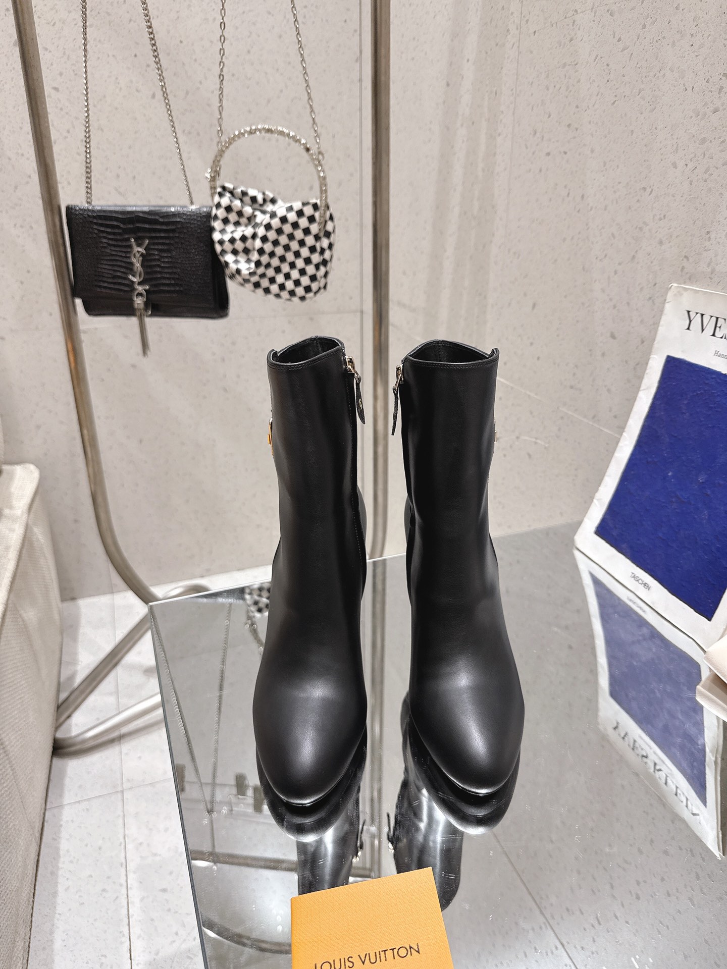 NO:578365,Purchasing agent level!  Completely packaged package The iconic Silhouette lace-up boot is reimagined in smooth calf leather and finished with a belt detail in Monogram fabric. The belt has a unique rectangular buckle and eyelets in gold-tone metal, while the tip is engraved with LV's initials. The boots come with a discreet side zipper and a high-heeled shoe in the shape of a Monogram flower. Materials Premium cowhide Leather lining: Sheepskin Foot pads: Sheepskin Outsole Leather outsole Shoe size:  35-42 (40.41.42 custom-made, non-refundable), boots, louis vuitton, boots, high heels, cowhide, sheepskin, Leather soles19860909代购级！全配套包装 标志性的Silhouette系带靴子以光滑的小腿皮材质重新演绎,表面饰有以 Monogram 布料为材质的腰带细节.这条腰带有个独特的长方形搭扣和金色金属制成的孔眼,而其尖端则刻有 LV的首字母.这款靴子配有低调的侧边拉链和一个呈 Monogram 花卉形状的高跟鞋. 材料顶级牛皮 内里: 羊皮 垫脚:羊皮 大底真皮大底 鞋码: 35-42(40.41.42定做不退换),靴子,louis vuitton,boots,high heels,cowhide,sheepskin,Leather soles,Women's Shoes