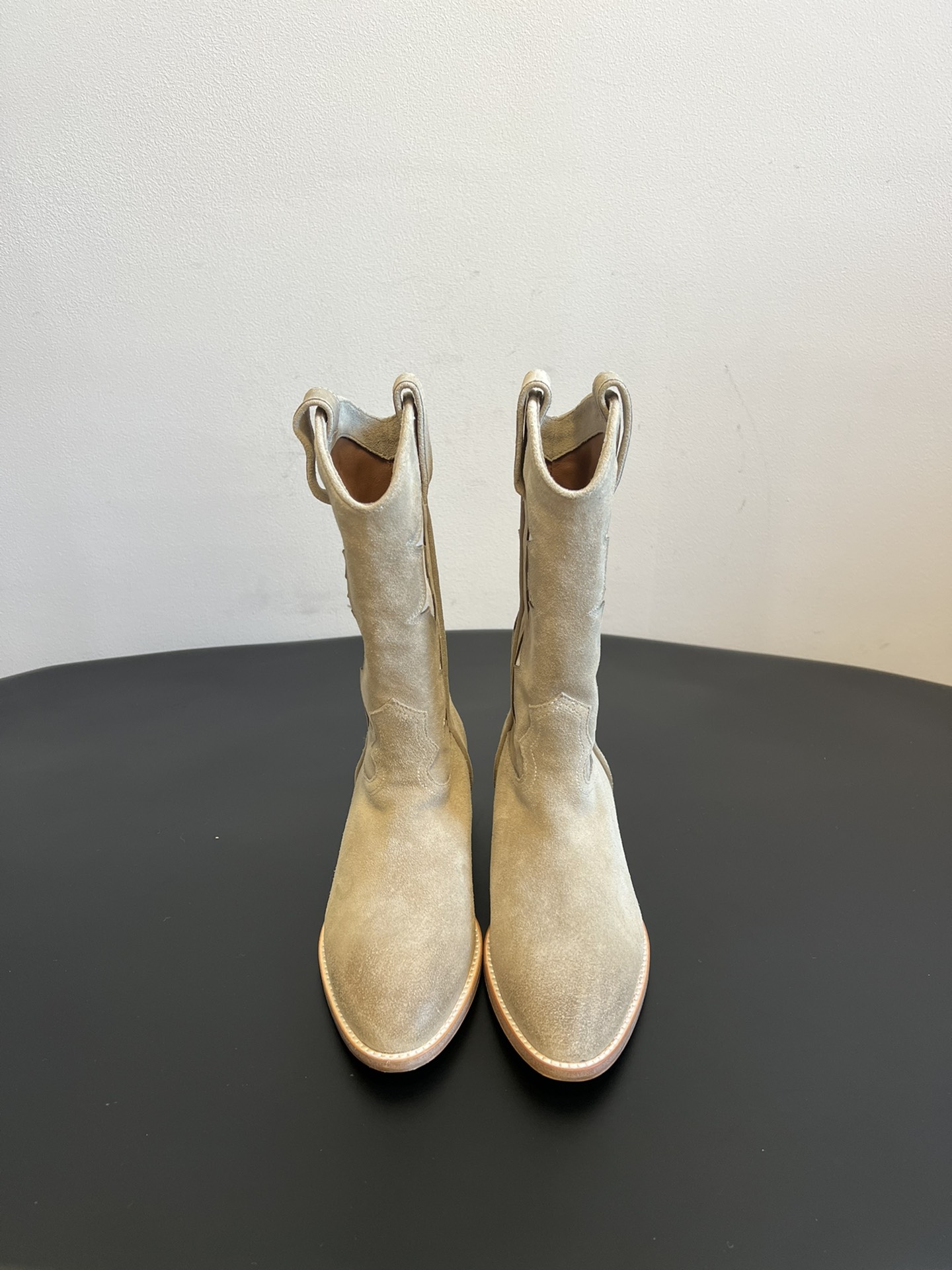 NO:577880,Purchasing-grade SARTORE retro micro-flared hollowed-out cowboy boots belong to the style of western cowboy boots, retaining the outline and details of classic cowboy boots while incorporating modern fashion design language. The upper is made of suede leather, which is soft to the touch and has a high-quality texture; cutting and carving technology is used in some areas to present a unique totem texture, which enhances the visual level and retro charm.  The boot shaft is slightly flared, fitting the line of the calf and having a loose feel, both modifying the leg shape and being comfortable to wear; the toe is slender and pointed, continuing the iconic silhouette of cowboy boots. Details such as the stitching on the edge of the boot shaft and the simple design of the heel strengthen the craftsmanship and integrity of the item, making the retro style more refined. Cowhide upper, cowhide lining, leather outsole, 4.5cm higher  Size35-40 (40 customized, non-refundable), boots, cowhide, Leather soles19860909代购级 SARTORE 复古微喇镂空牛仔靴 属于西部牛仔靴风格,保留经典牛仔靴的轮廓与细节,同时融入现代时尚设计语言.鞋面采用反绒皮材质,触感柔软且质感高级；部分区域运用切割雕花工艺,呈现出独特的图腾纹理,提升视觉层次与复古韵味. 靴筒为微喇型,贴合小腿线条又具宽松感,兼具修饰腿型与舒适穿着的特点；鞋头呈修长尖型,延续牛仔靴的标志性轮廓.靴筒边缘的缝线、鞋跟的简约设计等细节,强化了单品的工艺感与整体性,让复古风格更显精致. 鞋面牛皮 内里牛皮 大底真皮大底 增高4.5cm Size35-40（40定制不退换）,靴子,boots,cowhide,Leather soles,Women's Shoes