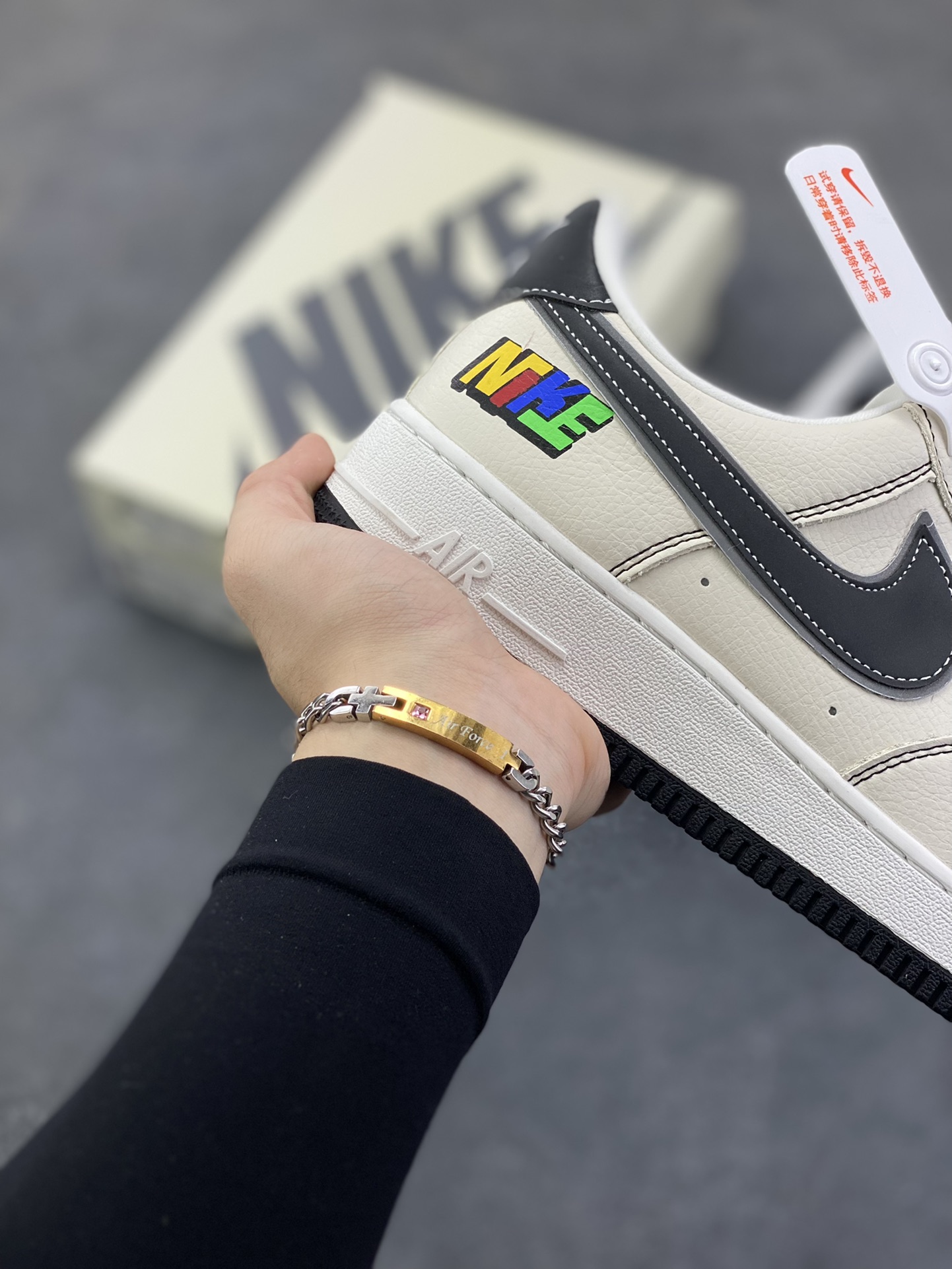 图片[6]-Nike Air Force 1 \’07 Low “NIKE联名——彩标白黑勾”空军一号 高端定制 低帮 运动鞋 休闲鞋 折边针车 工艺难度大 原楦头原纸板 原装鞋盒 定制五金配件 内置全掌气垫 原厂鞋底 货号：XJ9168-003 尺码：36 36.5 37.5 38 38.5 39 40 40.5 41 42 42.5 43 44 44.5 45-选品中心