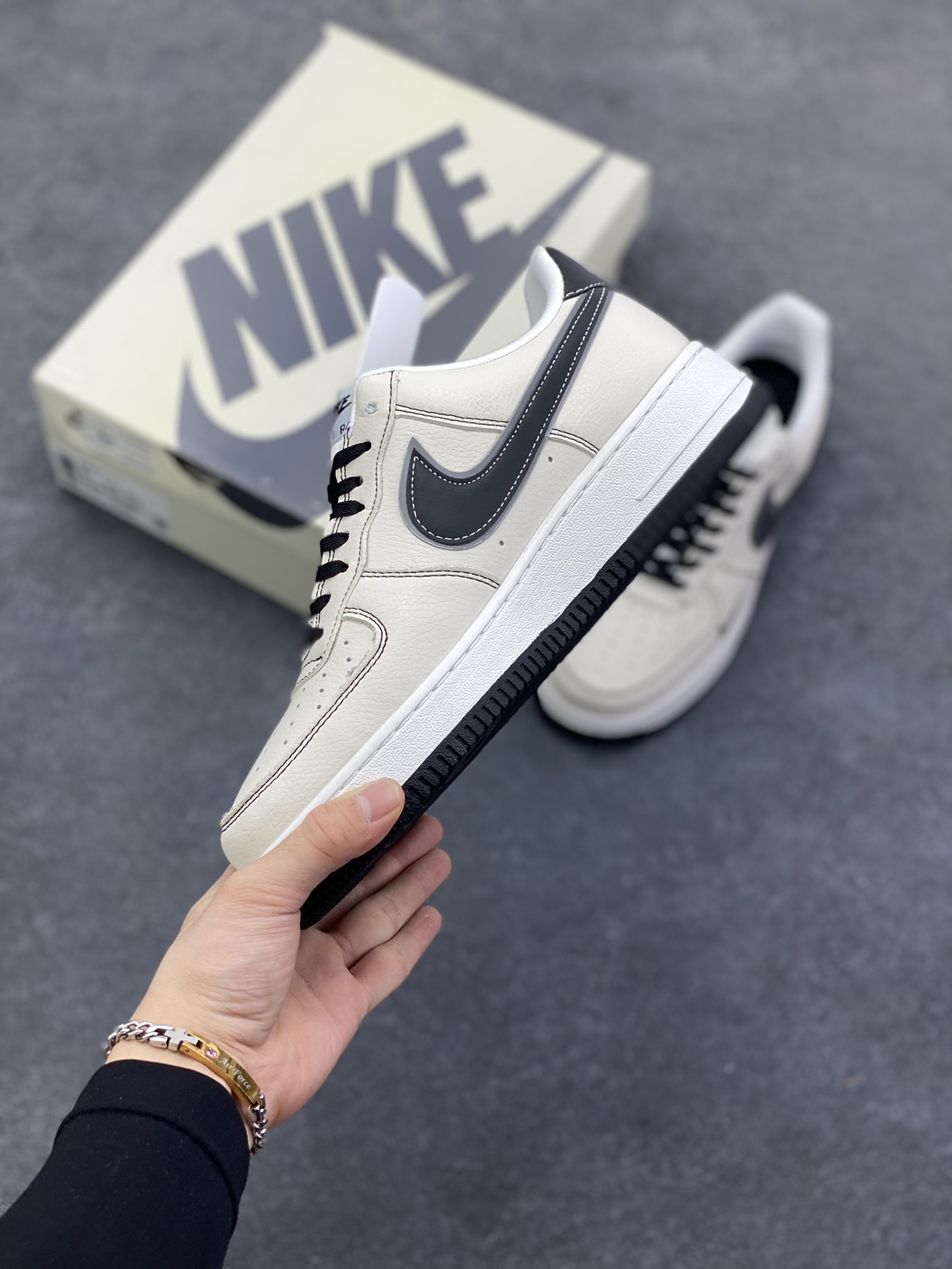 图片[3]-Nike Air Force 1 \’07 Low “NIKE联名——彩标白黑勾”空军一号 高端定制 低帮 运动鞋 休闲鞋 折边针车 工艺难度大 原楦头原纸板 原装鞋盒 定制五金配件 内置全掌气垫 原厂鞋底 货号：XJ9168-003 尺码：36 36.5 37.5 38 38.5 39 40 40.5 41 42 42.5 43 44 44.5 45-选品中心