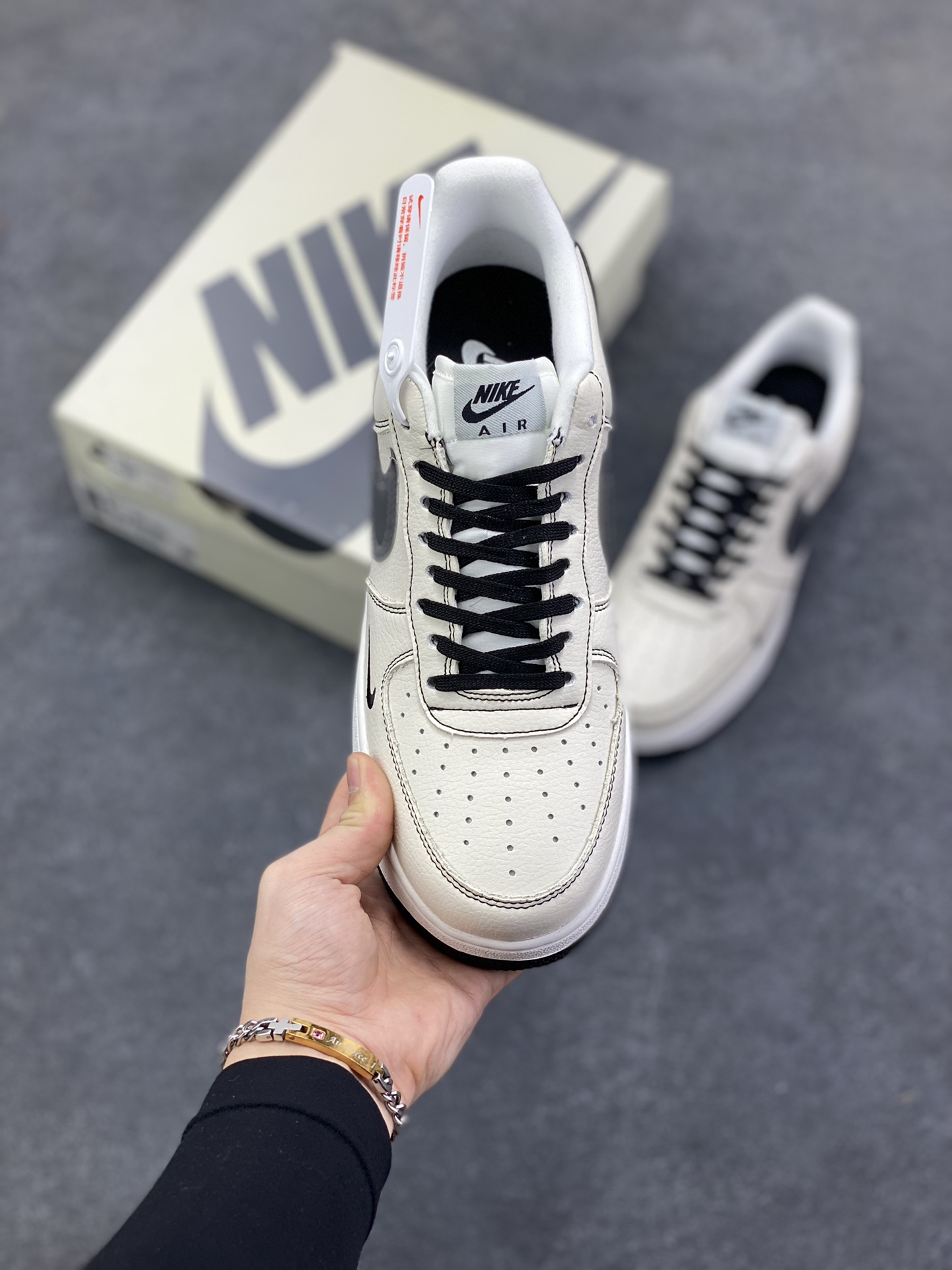 图片[2]-Nike Air Force 1 \’07 Low “NIKE联名——彩标白黑勾”空军一号 高端定制 低帮 运动鞋 休闲鞋 折边针车 工艺难度大 原楦头原纸板 原装鞋盒 定制五金配件 内置全掌气垫 原厂鞋底 货号：XJ9168-003 尺码：36 36.5 37.5 38 38.5 39 40 40.5 41 42 42.5 43 44 44.5 45-选品中心