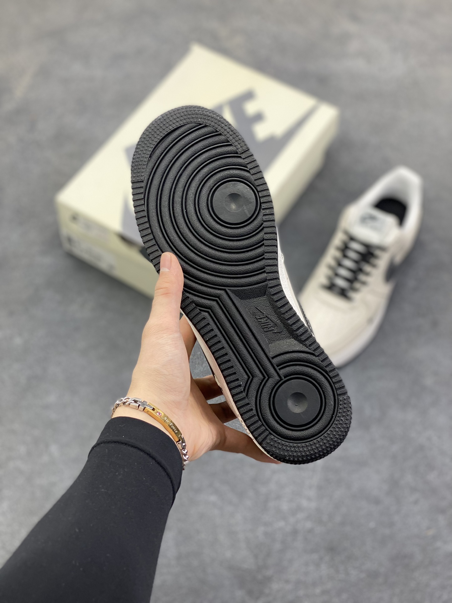 图片[5]-Nike Air Force 1 \’07 Low “NIKE联名——彩标白黑勾”空军一号 高端定制 低帮 运动鞋 休闲鞋 折边针车 工艺难度大 原楦头原纸板 原装鞋盒 定制五金配件 内置全掌气垫 原厂鞋底 货号：XJ9168-003 尺码：36 36.5 37.5 38 38.5 39 40 40.5 41 42 42.5 43 44 44.5 45-选品中心