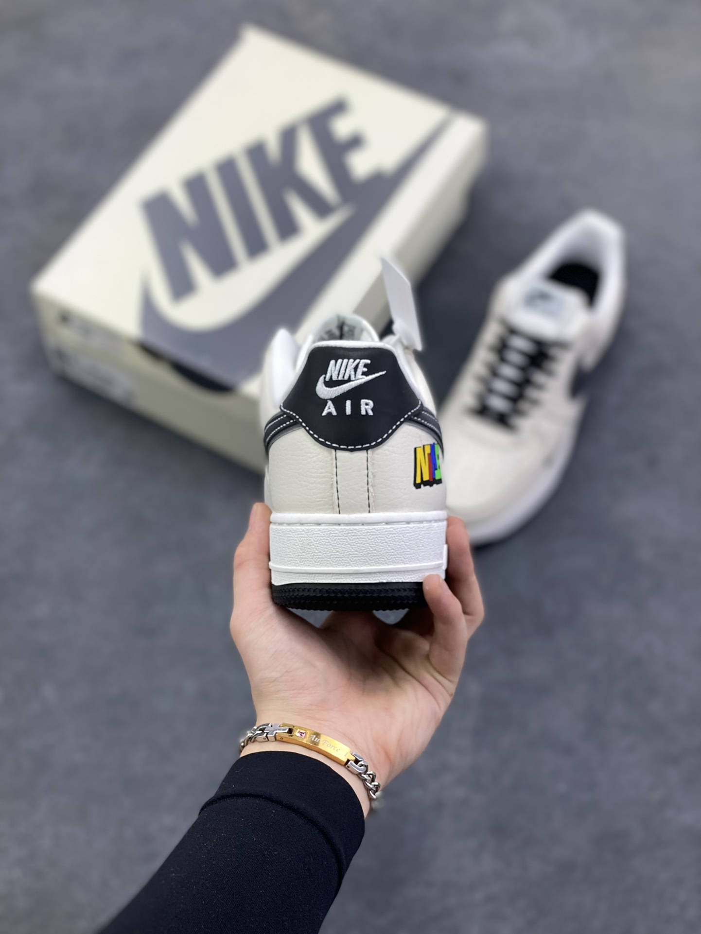 图片[4]-Nike Air Force 1 \’07 Low “NIKE联名——彩标白黑勾”空军一号 高端定制 低帮 运动鞋 休闲鞋 折边针车 工艺难度大 原楦头原纸板 原装鞋盒 定制五金配件 内置全掌气垫 原厂鞋底 货号：XJ9168-003 尺码：36 36.5 37.5 38 38.5 39 40 40.5 41 42 42.5 43 44 44.5 45-选品中心