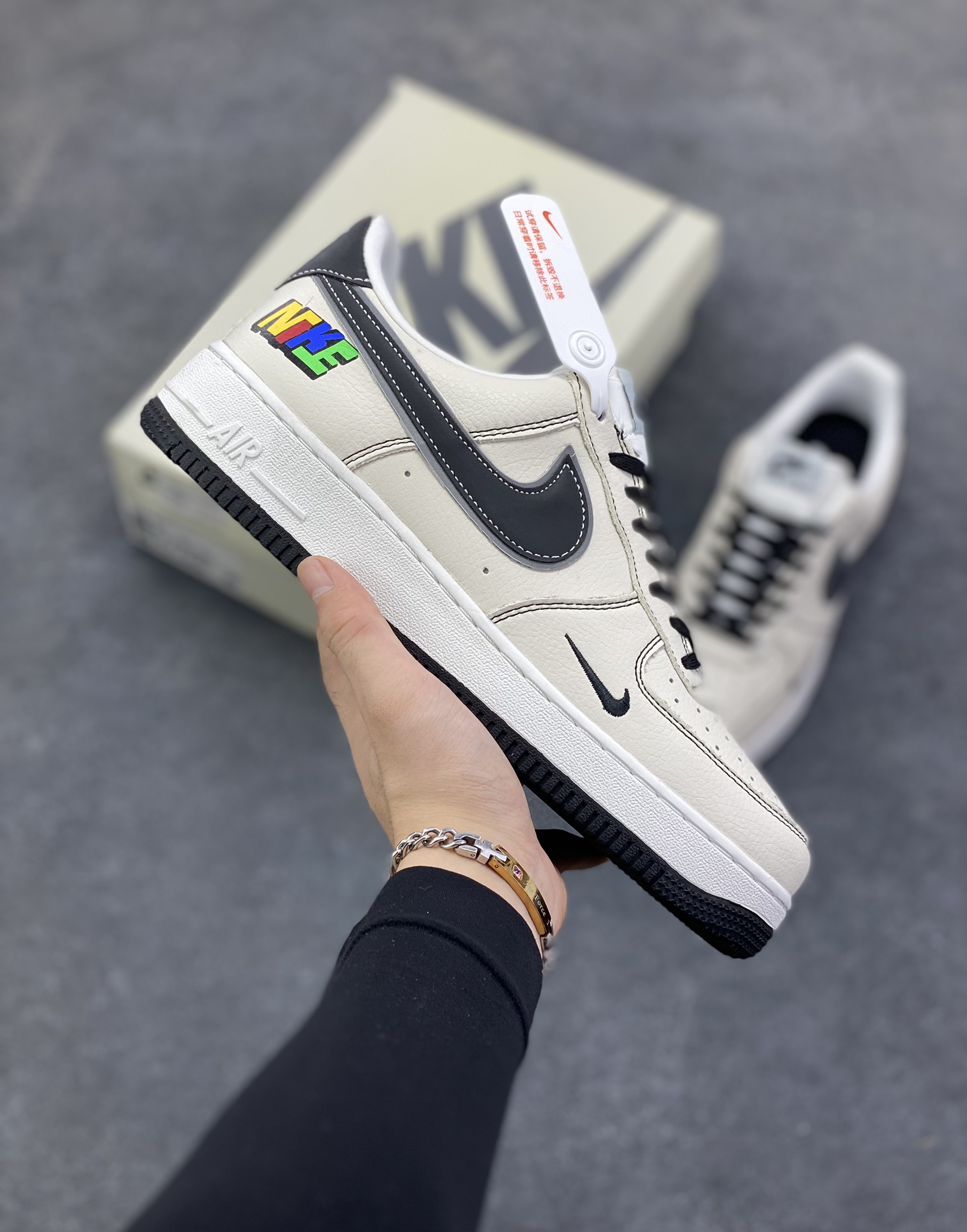Nike Air Force 1 \’07 Low “NIKE联名——彩标白黑勾”空军一号 高端定制 低帮 运动鞋 休闲鞋 折边针车 工艺难度大 原楦头原纸板 原装鞋盒 定制五金配件 内置全掌气垫 原厂鞋底 货号：XJ9168-003 尺码：36 36.5 37.5 38 38.5 39 40 40.5 41 42 42.5 43 44 44.5 45-选品中心