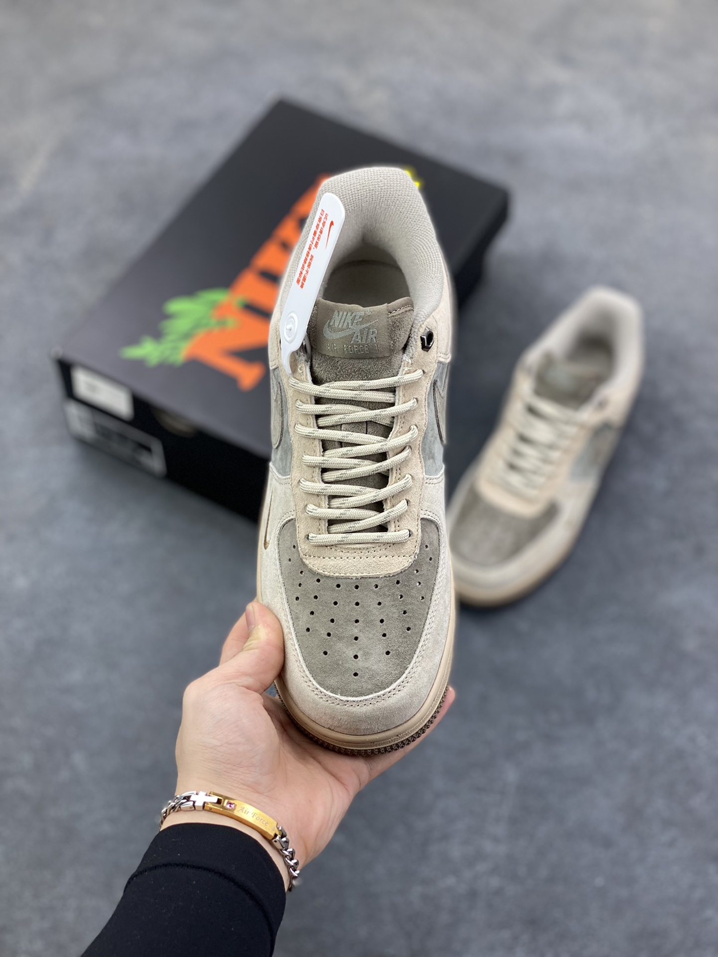 图片[2]-Nike Air Force 1 \’07 Low “头层猪八拼接” 空军一号 高端定制 低帮 运动鞋 休闲鞋 折边针车 工艺难度大 原楦头原纸板 原装鞋盒 定制五金配件 内置全掌气垫 原厂鞋底 货号：DY9867-007 尺码：36 36.5 37.5 38 38.5 39 40 40.5 41 42 42.5 43 44 44.5 45-选品中心