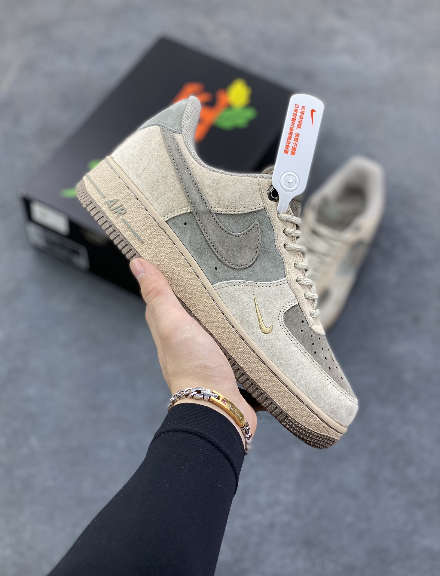 Nike Air Force 1 \’07 Low “头层猪八拼接” 空军一号 高端定制 低帮 运动鞋 休闲鞋 折边针车 工艺难度大 原楦头原纸板 原装鞋盒 定制五金配件 内置全掌气垫 原厂鞋底 货号：DY9867-007 尺码：36 36.5 37.5 38 38.5 39 40 40.5 41 42 42.5 43 44 44.5 45-选品中心