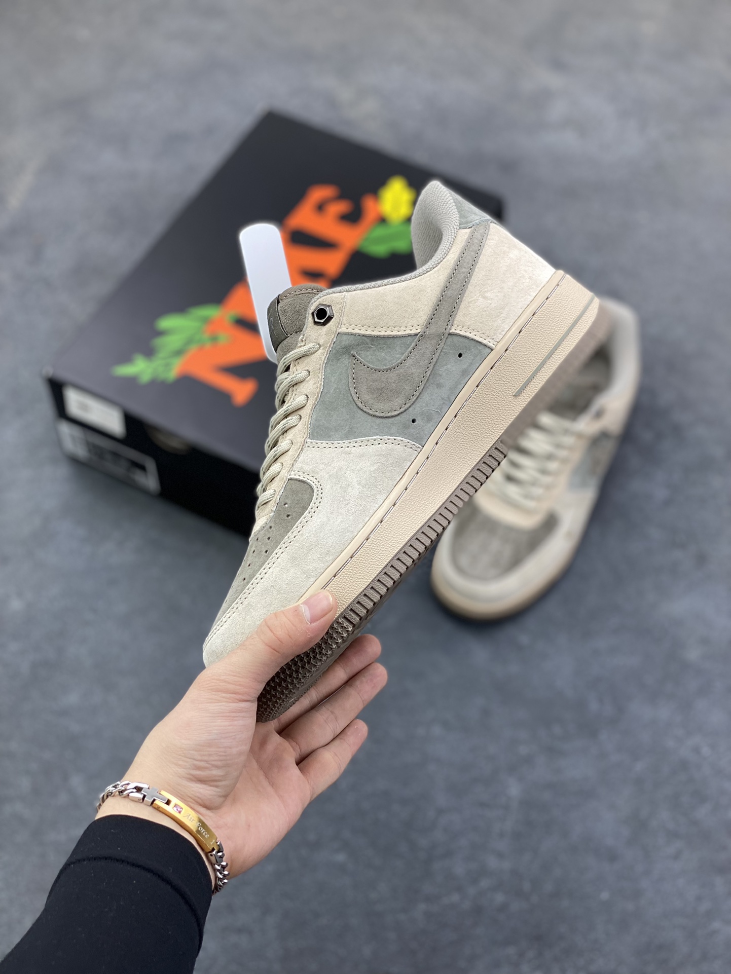 图片[3]-Nike Air Force 1 \’07 Low “头层猪八拼接” 空军一号 高端定制 低帮 运动鞋 休闲鞋 折边针车 工艺难度大 原楦头原纸板 原装鞋盒 定制五金配件 内置全掌气垫 原厂鞋底 货号：DY9867-007 尺码：36 36.5 37.5 38 38.5 39 40 40.5 41 42 42.5 43 44 44.5 45-选品中心