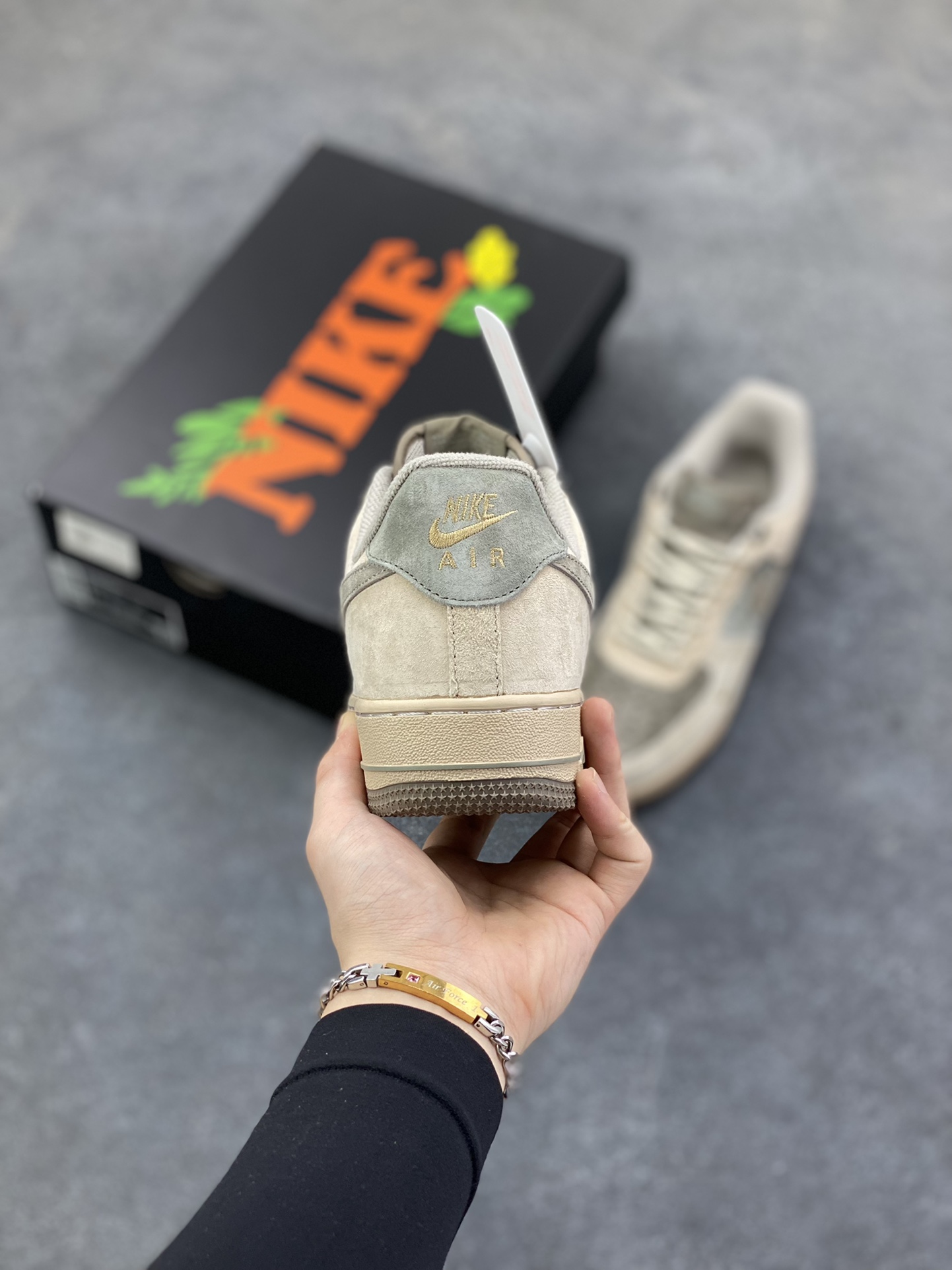 图片[4]-Nike Air Force 1 \’07 Low “头层猪八拼接” 空军一号 高端定制 低帮 运动鞋 休闲鞋 折边针车 工艺难度大 原楦头原纸板 原装鞋盒 定制五金配件 内置全掌气垫 原厂鞋底 货号：DY9867-007 尺码：36 36.5 37.5 38 38.5 39 40 40.5 41 42 42.5 43 44 44.5 45-选品中心