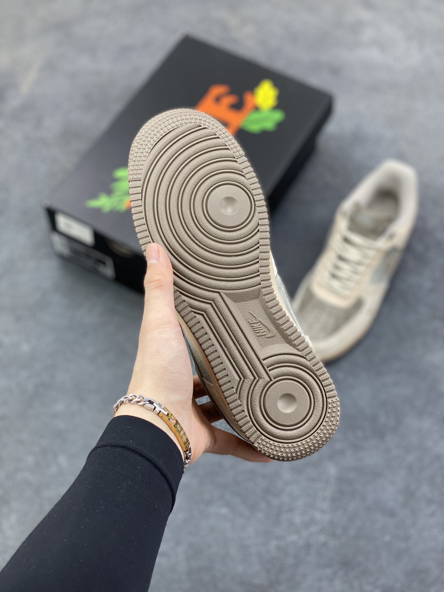 图片[5]-Nike Air Force 1 \’07 Low “头层猪八拼接” 空军一号 高端定制 低帮 运动鞋 休闲鞋 折边针车 工艺难度大 原楦头原纸板 原装鞋盒 定制五金配件 内置全掌气垫 原厂鞋底 货号：DY9867-007 尺码：36 36.5 37.5 38 38.5 39 40 40.5 41 42 42.5 43 44 44.5 45-选品中心