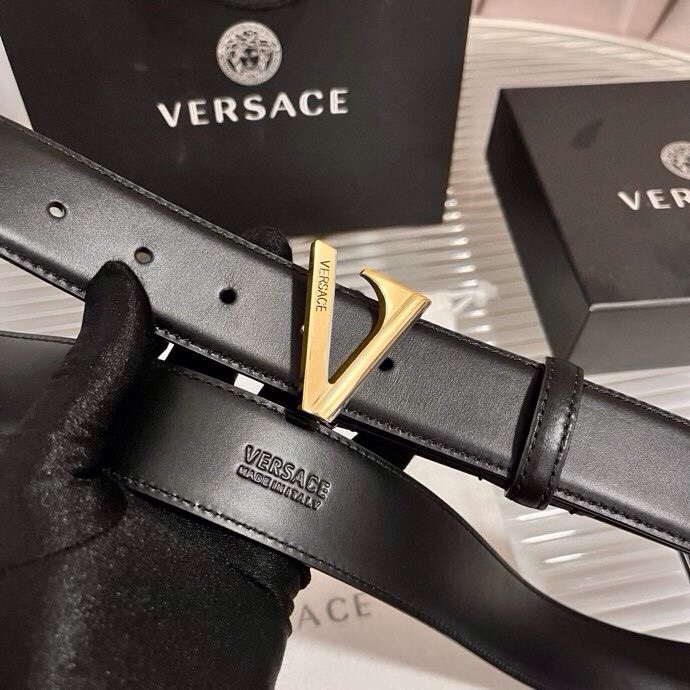 范思哲，小牛皮腰带，饰有独特的V-emblem，上面刻有珐琅Versace Logo，V 配件，4.0c