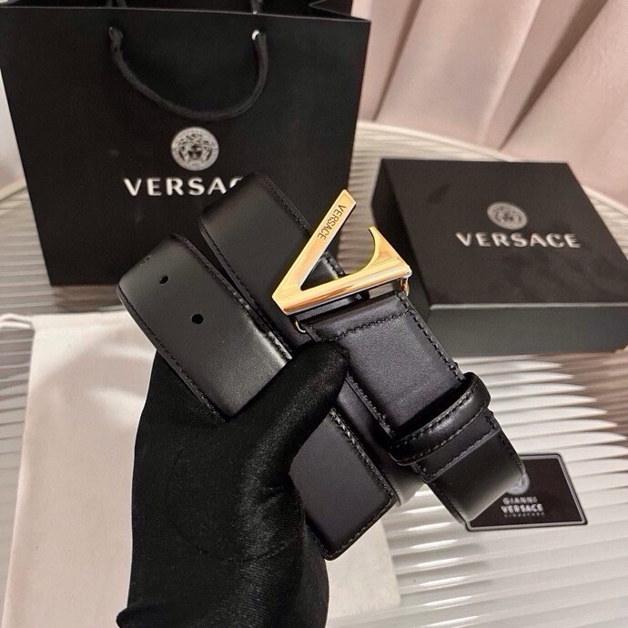 范思哲，小牛皮腰带，饰有独特的V-emblem，上面刻有珐琅Versace Logo，V 配件，4.0c