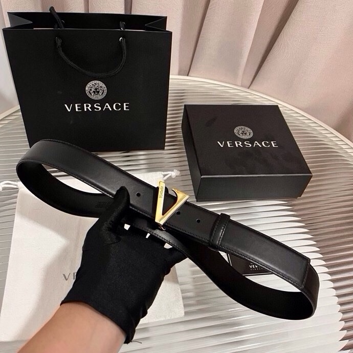 范思哲，小牛皮腰带，饰有独特的V-emblem，上面刻有珐琅Versace Logo，V 配件，4.0c