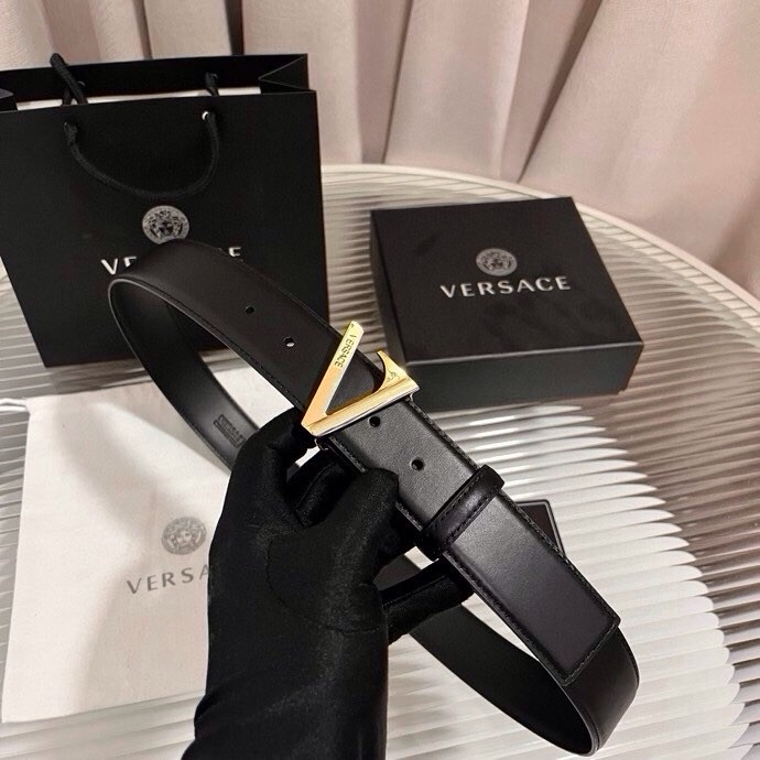 范思哲，小牛皮腰带，饰有独特的V-emblem，上面刻有珐琅Versace Logo，V 配件，4.0c