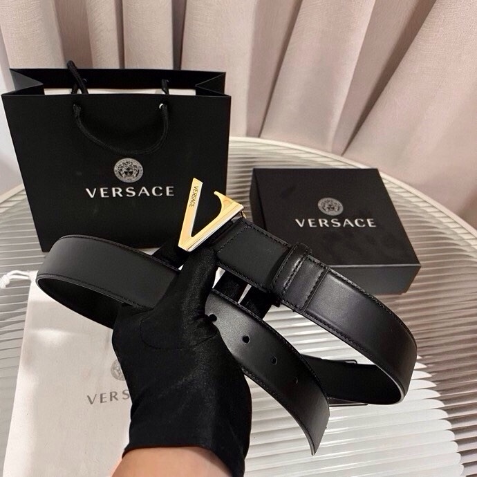 范思哲，小牛皮腰带，饰有独特的V-emblem，上面刻有珐琅Versace Logo，V 配件，4.0c