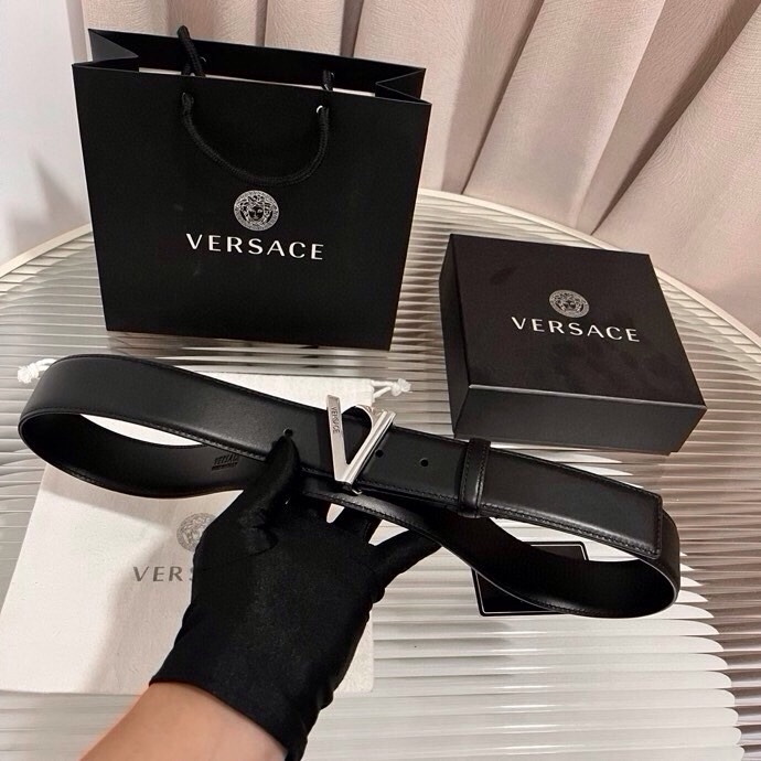范思哲，小牛皮腰带，饰有独特的V-emblem，上面刻有珐琅Versace Logo，V 配件，4.0c