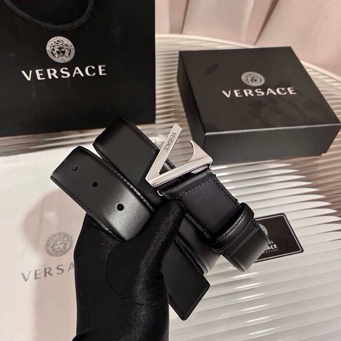 范思哲，小牛皮腰带，饰有独特的V-emblem，上面刻有珐琅Versace Logo，V 配件，4.0c