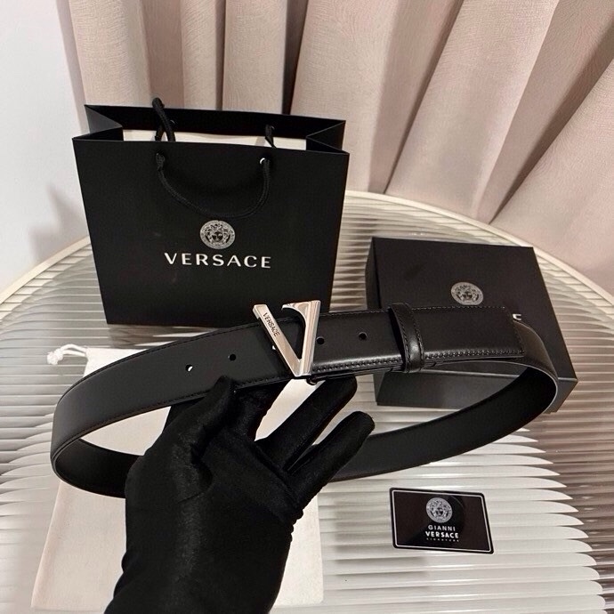 范思哲，小牛皮腰带，饰有独特的V-emblem，上面刻有珐琅Versace Logo，V 配件，4.0c