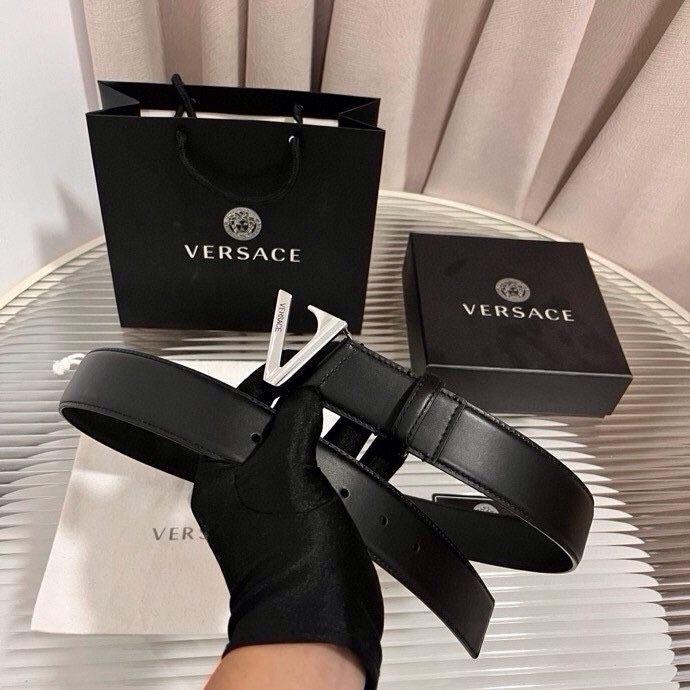 范思哲，小牛皮腰带，饰有独特的V-emblem，上面刻有珐琅Versace Logo，V 配件，4.0c