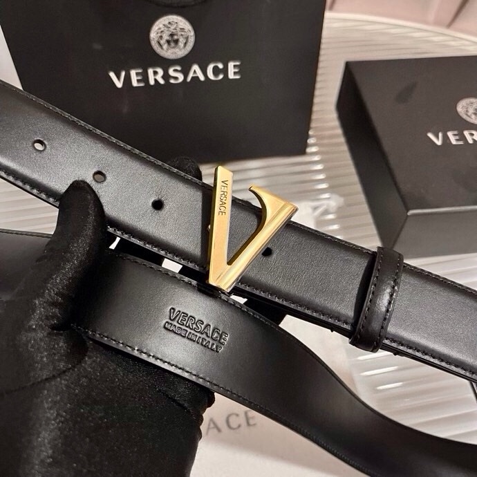 范思哲，小牛皮腰带，饰有独特的V-emblem，上面刻有珐琅Versace Logo，V 配件，4.0c