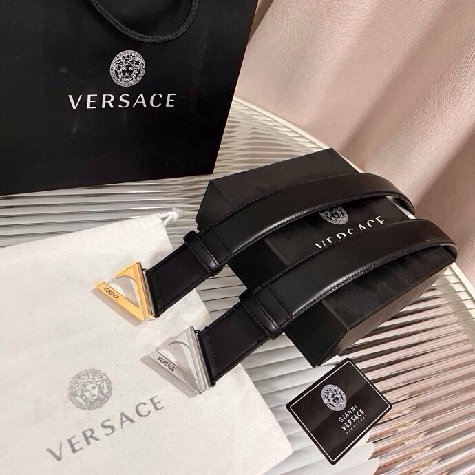 范思哲，小牛皮腰带，饰有独特的V-emblem，上面刻有珐琅Versace Logo，V 配件，4.0c