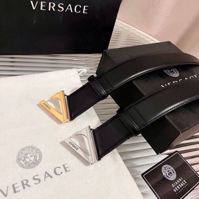范思哲，小牛皮腰带，饰有独特的V-emblem，上面刻有珐琅Versace Logo，V 配件，4.0c