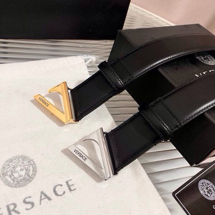 范思哲，小牛皮腰带，饰有独特的V-emblem，上面刻有珐琅Versace Logo，V 配件，4.0c