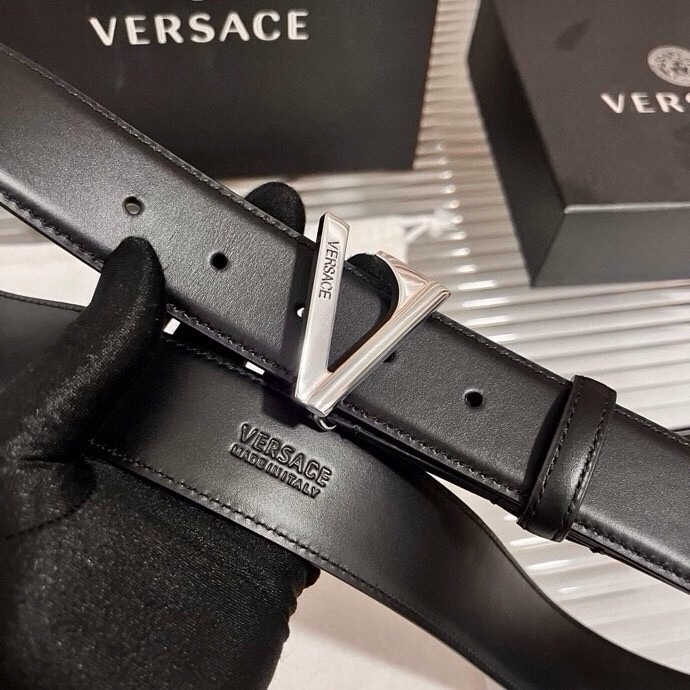 范思哲，小牛皮腰带，饰有独特的V-emblem，上面刻有珐琅Versace Logo，V 配件，4.0c