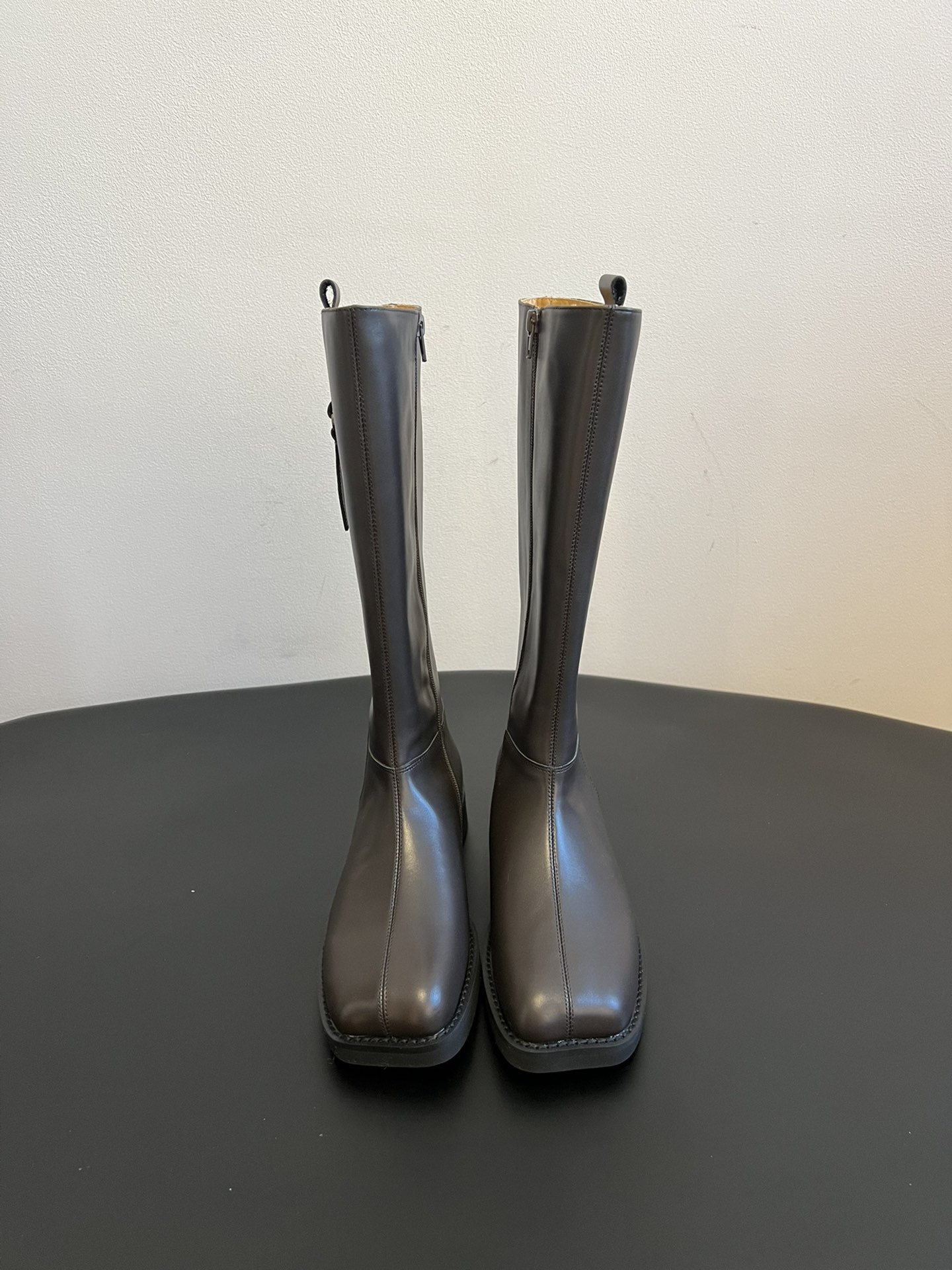 NO:577070,Maison Margiel*25ss Cool Square Toe Long Rider Boots. The long-leg version adopts a square toe design with neat and straight lines. The boot shape is regular, which can well modify the leg lines and show a cool temperament. It covers a variety of materials, including off-white with suede texture, black with glossy leather, dark gray with matte leather, and black with suede. It has fine craftsmanship and high-end texture.  The style is niche and high-end, and can be used in a variety of dressing styles. Whether it is paired with a skirt to create a sweet and cool style, or paired with trousers for a cool look, it can show a unique fashion attitude. Upper cowhide leather lining cowhide outsole Original molded outsole Increased by 4cm Size 35-40 (custom-made in size 40, non-returnable) Suede leather, boots, boots, skirts, cowhide, chamois leather19860909Maison Margiel*25ss 酷飒方头长筒骑士靴 长筒版型,采用方头设计,线条利落挺括,靴筒版型规整,能很好地修饰腿部线条,展现酷飒气质.涵盖多种材质,有麂皮质感的米白色款、亮面皮革的黑色款、哑光皮革的深灰色款以及翻毛皮的黑色款,工艺精细,质感高级. 风格偏向小众高级,可驾驭多种穿搭风格,无论是搭配裙装打造甜酷风,还是搭配裤装呈现飒爽感,都能展现出独特的时尚态度. 鞋面牛皮 内里牛皮 大底原版开模大底 增高4cm Size35-40（40码订做不退换） 绒面 皮面,靴子,boots,skirts,cowhide,chamois leather,Women's Shoes