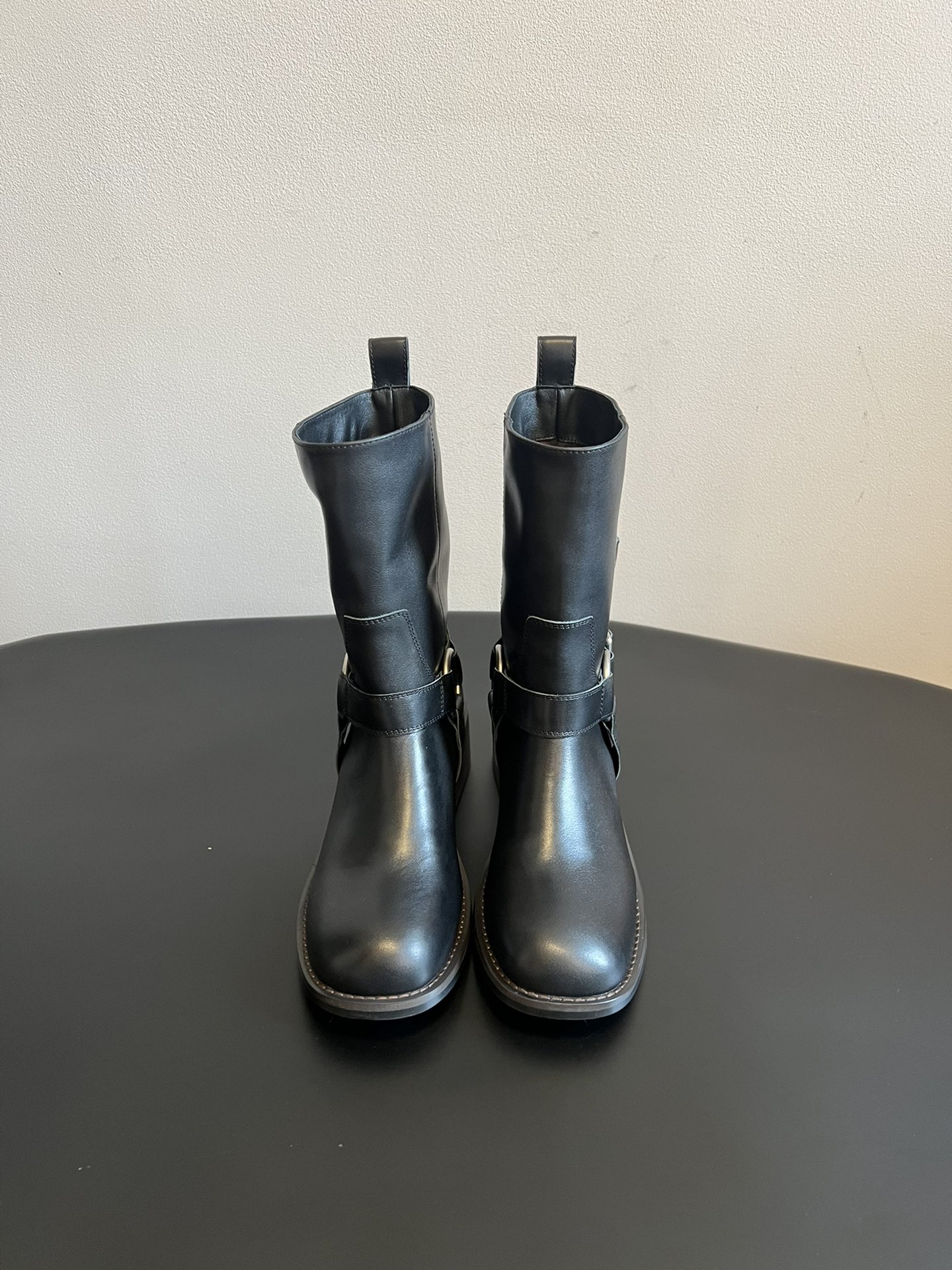 NO:630365,unfolio 25ss new autumn and winter metal buckle western cowboy boots are made of glossy leather material and distressed suede material. Different materials present different styles and textures. The leather model looks tough and crisp, while the suede model has a bit more retro and old charm. The metal buckle design adds workwear and motorcycle style elements, giving the boots more personality and design. The luster of the metal buckle also enhances the overall sophistication.  The mid-calf boot shape can modify the leg lines; the toe is designed with a round toe, which is comfortable to wear and has a retro feel; the heel is designed with a low heel, taking into account both fashion and practicality for daily walking. The overall retro workwear and motorcycle style are also practical for daily wear, suitable for creating a cool, retro or neutral style. The upper is cowhide/cow suede, and the lining is cowhide velvet. Outsole rubber sole  Size35-41 (40.41 custom-made, non-returnable), boots, cowhide19860909unfolio 25ss 秋冬新款金属搭扣西部牛仔靴 有光泽感的皮革材质和做旧质感的绒面材质,不同材质呈现出不同的风格质感,皮革款显得硬朗挺括,绒面款则多了几分复古做旧的韵味.带有金属扣带设计,增加了工装风、机车风的元素,让靴子更具个性与设计感,金属扣的光泽也提升了整体的精致度. 中筒靴型,能够修饰腿部线条；鞋头为圆头设计,穿着舒适且具有复古感；鞋跟为低跟设计,兼顾了时尚与日常行走的实用性.整体复古工装、机车风,同时又具备日常穿搭的实用性,适合打造酷帅、复古或中性风的造型. 鞋面牛皮/牛反绒 内里牛皮丝绒 大底橡胶底 Size35-41（40.41订做不退换）,靴子,boots,cowhide,Women's Shoes