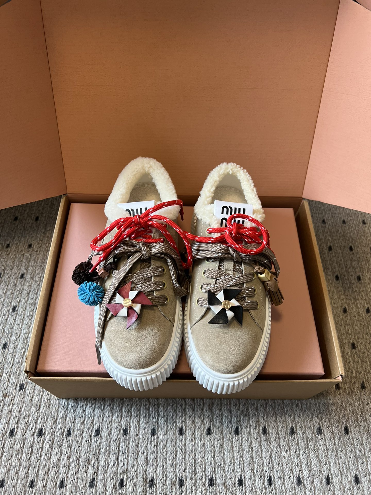 NO:577595,Top quality MiuMi* 25ss Autumn and Winter thick-soled double-lace biscuit shoes. The upper is made of suede material with a delicate texture. Some models have plush designs at the shoe openings to increase warmth and cute style. The colors are rich and contrasting, with basic tones such as brown and beige, paired with eye-catching laces such as yellow and red, and decorative elements such as colorful windmills and fur balls, which have a strong visual impact. It is equipped with a variety of shoelace styles, and there are windmill-shaped decorations on the upper, which adds a sense of childlike fun and design, making the shoes more personalized. The thick-soled biscuit shoe shape has both a sense of fashion and a certain heightening effect. The overall style is sweet and cute, blending retro and trendy elements. The upper is cow suede, the lining is cow lining/lamb hair, and the outsole is TPU, which is 5cm higher. Size35-41 (40-41 customized, non-refundable), casual shoes/sports shoes, miumiu, sneakers19860909顶级品质 MiuMi* 25ss 秋冬款厚底双鞋带饼干鞋 鞋面采用绒面材质,质感细腻；部分鞋款鞋口处有毛绒设计,增加保暖性与可爱风格.色彩丰富且对比鲜明,有棕色、米色等基础色调,搭配黄色、红色等亮眼鞋带,还有彩色风车、毛球等装饰元素,极具视觉冲击力. 配备了多样的鞋带样式,同时鞋面上有风车造型的装饰,增添了童趣与设计感,让鞋子更具个性.厚底的饼干鞋型,兼具时尚感与一定的增高效果,整体风格甜酷又不失可爱,融合了复古与潮流元素. 鞋面牛反绒 内里牛裡/羊羔毛 大底TPU大底 增高5cm Size35-41（40-41定制不退换）,休闲鞋/运动鞋,miumiu,sneakers,Women's Shoes