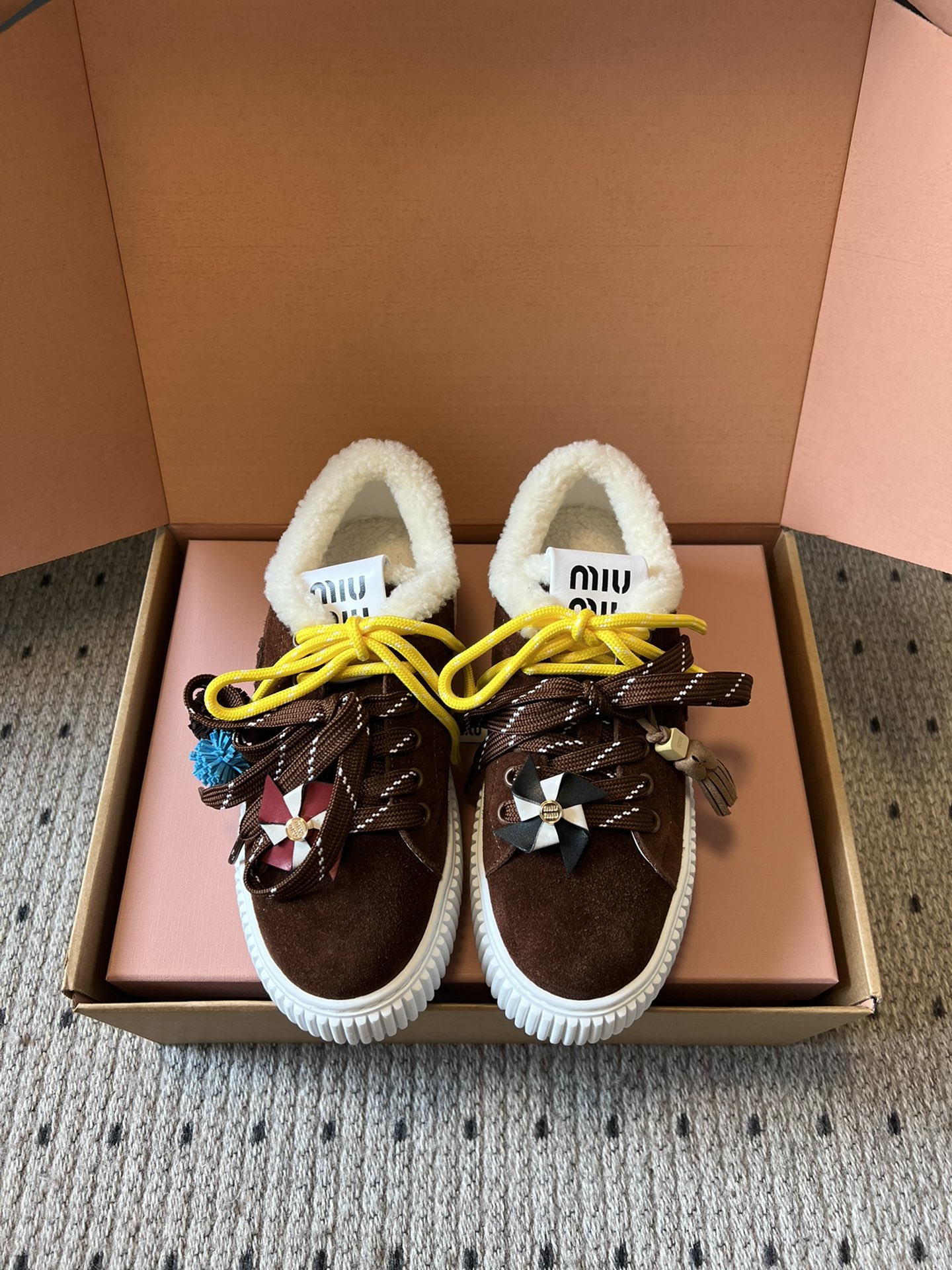 NO:577599,Top quality MiuMi* 25ss Autumn and Winter thick-soled double-lace biscuit shoes. The upper is made of suede material with a delicate texture. Some models have plush designs at the shoe openings to increase warmth and cute style. The colors are rich and contrasting, with basic tones such as brown and beige, paired with eye-catching laces such as yellow and red, and decorative elements such as colorful windmills and fur balls, which have a strong visual impact. It is equipped with a variety of shoelace styles, and there are windmill-shaped decorations on the upper, which adds a sense of childlike fun and design, making the shoes more personalized. The thick-soled biscuit shoe shape has both a sense of fashion and a certain heightening effect. The overall style is sweet and cute, blending retro and trendy elements. The upper is cow suede, the lining is cow lining/lamb hair, and the outsole is TPU, which is 5cm higher. Size35-41 (40-41 customized, non-refundable), casual shoes/sports shoes, miumiu, sneakers19860909顶级品质 MiuMi* 25ss 秋冬款厚底双鞋带饼干鞋 鞋面采用绒面材质,质感细腻；部分鞋款鞋口处有毛绒设计,增加保暖性与可爱风格.色彩丰富且对比鲜明,有棕色、米色等基础色调,搭配黄色、红色等亮眼鞋带,还有彩色风车、毛球等装饰元素,极具视觉冲击力. 配备了多样的鞋带样式,同时鞋面上有风车造型的装饰,增添了童趣与设计感,让鞋子更具个性.厚底的饼干鞋型,兼具时尚感与一定的增高效果,整体风格甜酷又不失可爱,融合了复古与潮流元素. 鞋面牛反绒 内里牛裡/羊羔毛 大底TPU大底 增高5cm Size35-41（40-41定制不退换）,休闲鞋/运动鞋,miumiu,sneakers,Women's Shoes