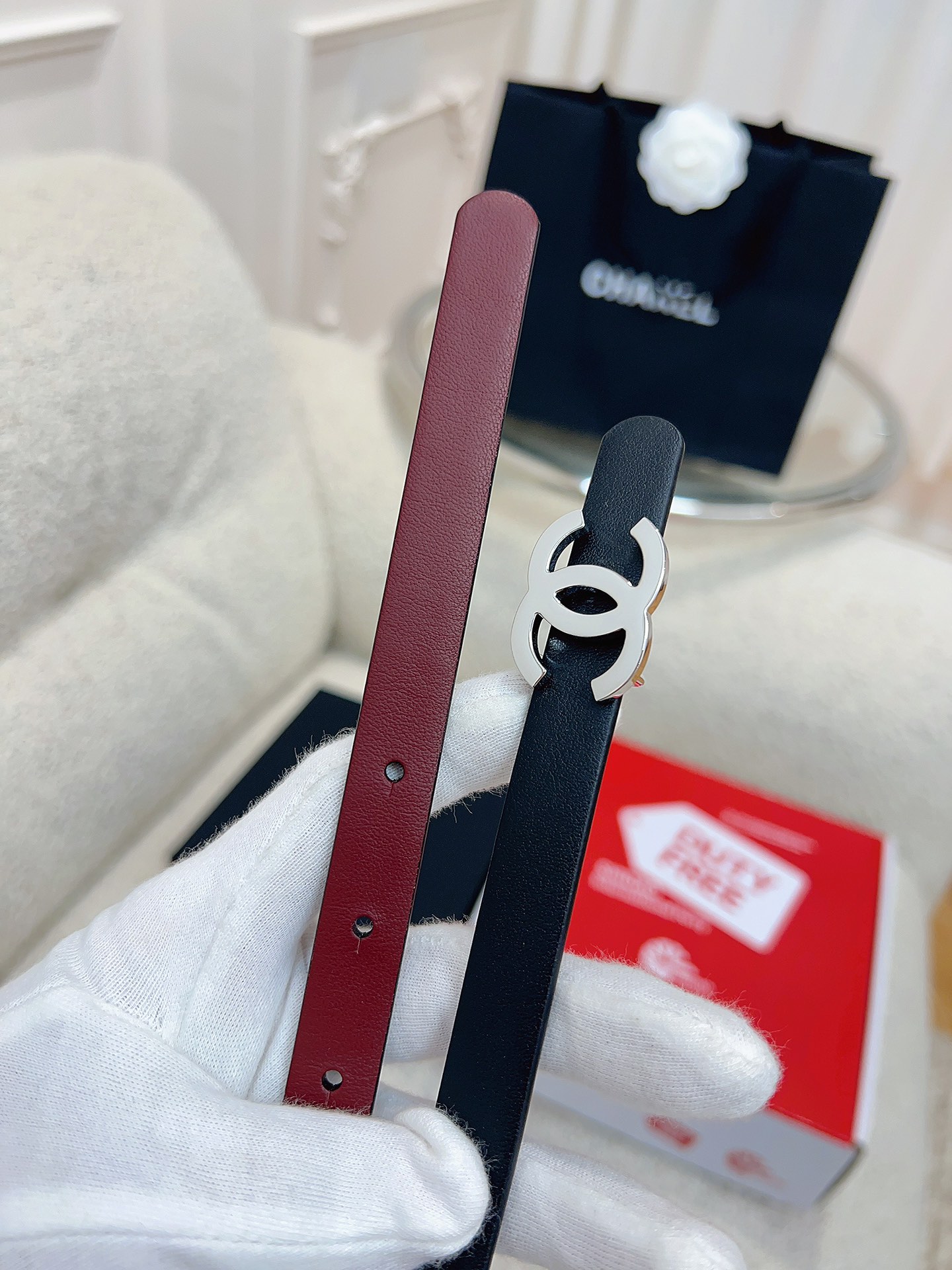 *进口原单货品！！\n奢饰品腰带，专柜定制系，日常离不开的腰带，超级喜欢这款万能搭配腰带，真的不单单是腰带，日常穿搭装饰更加精致，手感超好❕专柜同步！宽度1.5cm双面用