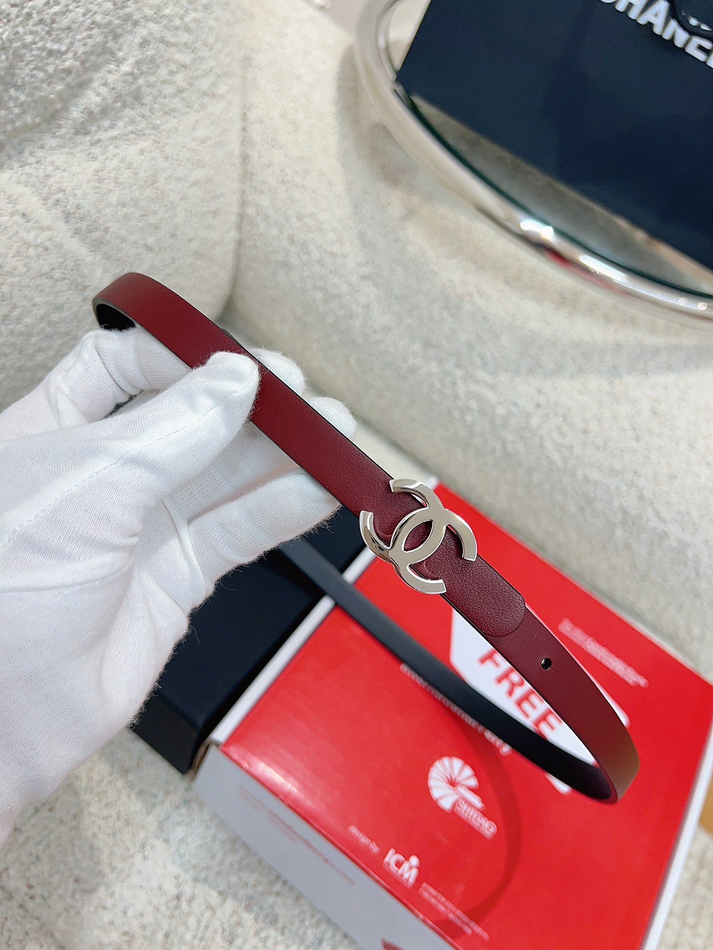 *进口原单货品！！\n奢饰品腰带，专柜定制系，日常离不开的腰带，超级喜欢这款万能搭配腰带，真的不单单是腰带，日常穿搭装饰更加精致，手感超好❕专柜同步！宽度1.5cm双面用