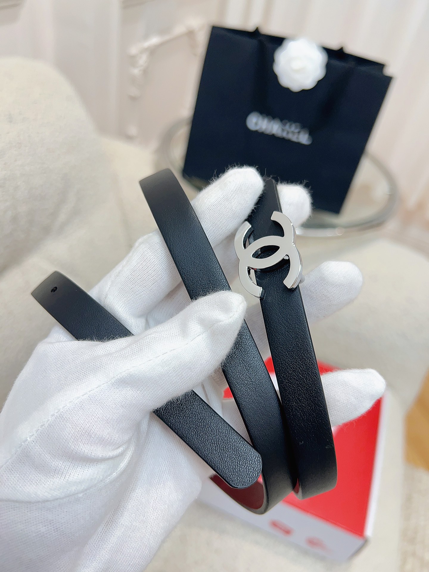 *进口原单货品！！\n奢饰品腰带，专柜定制系，日常离不开的腰带，超级喜欢这款万能搭配腰带，真的不单单是腰带，日常穿搭装饰更加精致，手感超好❕专柜同步！宽度1.5cm双面用