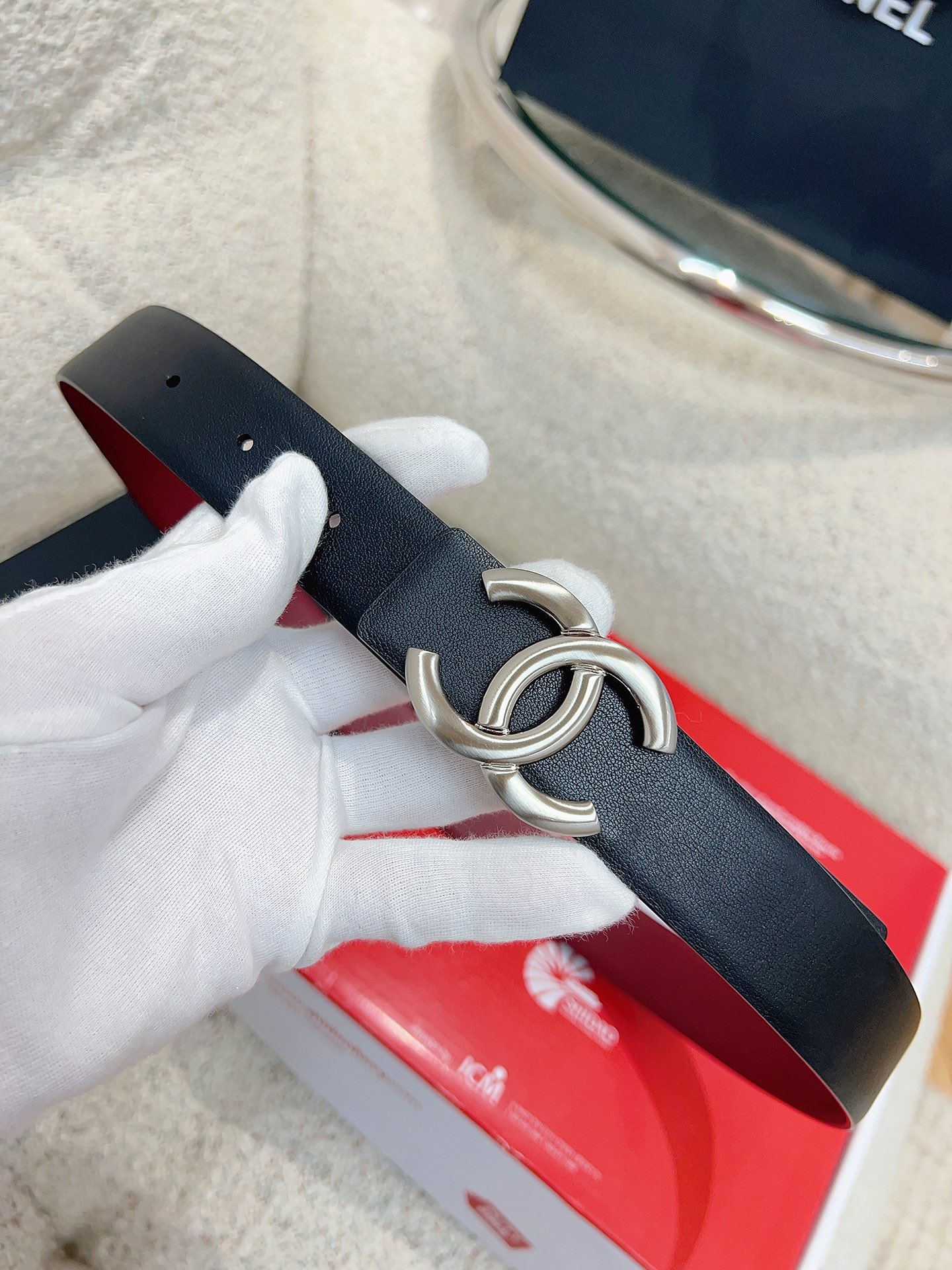 *进口原单货品！！\n奢饰品腰带，专柜定制系，日常离不开的腰带，超级喜欢这款万能搭配腰带，真的不单单是腰带，日常穿搭装饰更加精致，手感超好❕专柜同步！宽度3.0cm双面用