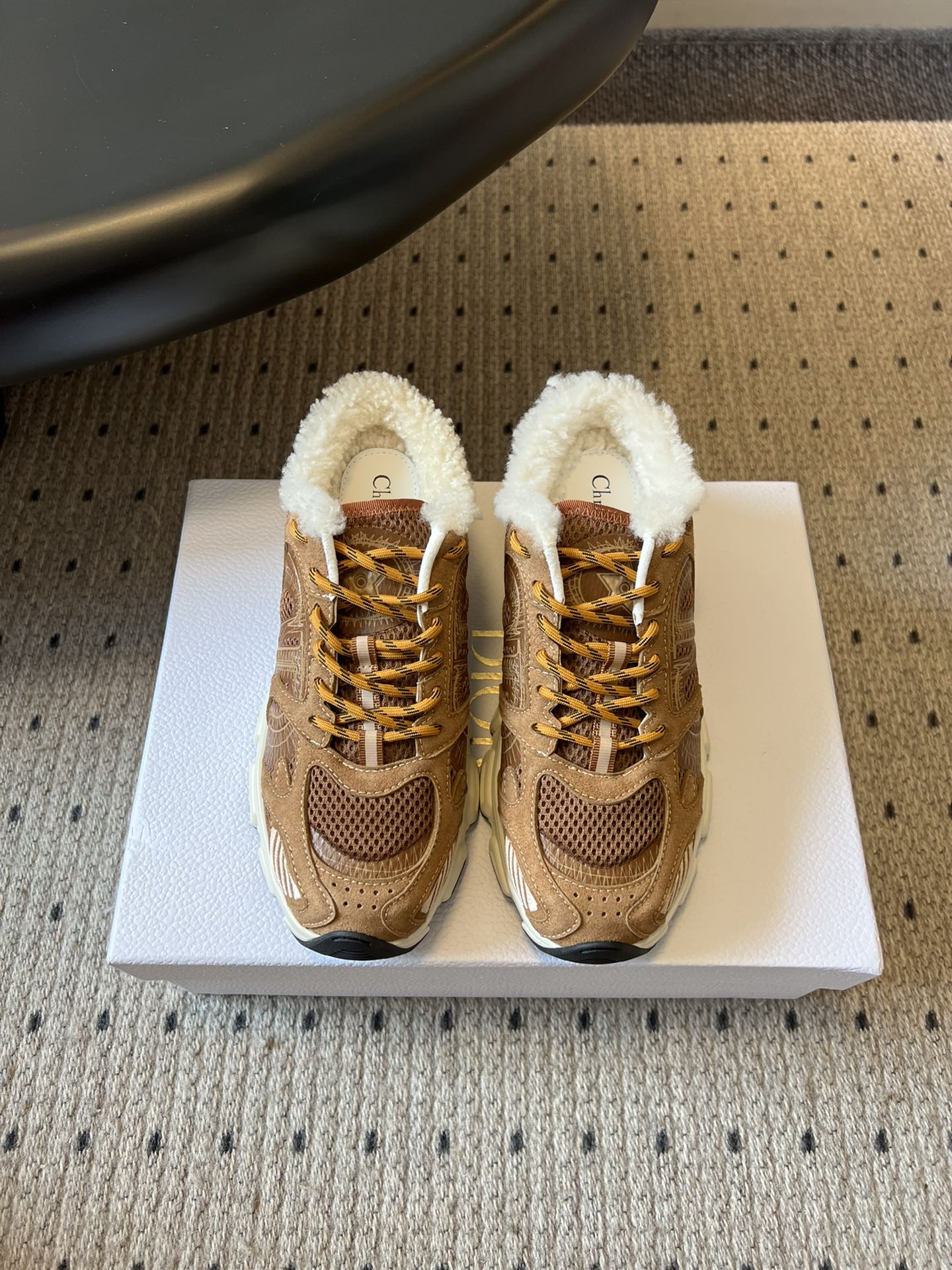 NO:577606,Top-quality Dio* plush-lined dad shoe series. The shoe shape is a dad shoe silhouette, combining breathable mesh fabric and thick rubber outsole. The shoe opening is filled with wool lining, which has both a trendy feel and winter warmth. The shoe body has strong lines and is available in multiple colors to meet simple or personalized matching needs. It combines the 'trend sense of street dad shoes' and the 'warmth attribute of plush lining' and is suitable for autumn and winter. It is suitable for casual scenes and can optimize body proportions through the thick sole design.  Cowhide upper, wool lining, outsole, original molded outsole, increased by 6cm, women's size 35-41, men's size 39-45 (customized sizes 40-45 are non-returnable), casual shoes/sports shoes, dior, sneakers, cowhide19860909顶级品质 Dio* 毛绒内里老爹鞋系列 鞋型为老爹鞋轮廓,结合透气网眼布与厚底橡胶大底,鞋口处填充羊毛内里,兼具潮流感与冬季保暖性. 鞋身线条硬朗,多色可选,满足简约或个性的搭配需求.融合“街头老爹鞋的潮流感”与“毛绒内里的温暖属性”,适合秋冬季节,既适配休闲场景,又能通过厚底设计优化身材比例. 鞋面牛皮 内里羊毛 大底原版开模大底 增高6cm size女码35-41码 男码39-45码（40-45码定制不退换）,休闲鞋/运动鞋,dior,sneakers,cowhide,Women's Shoes