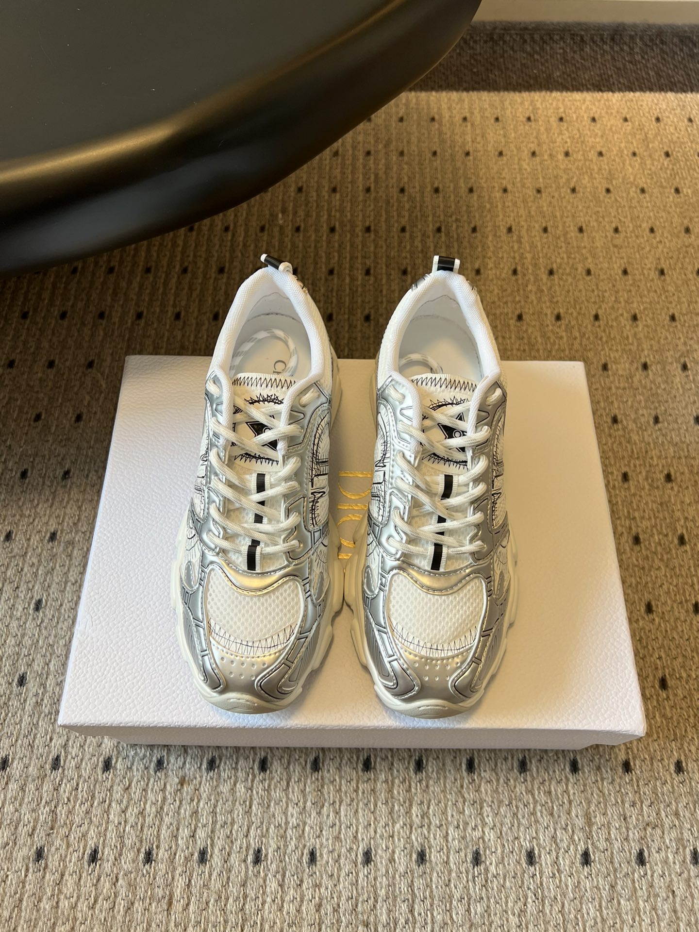 NO:577603,The new color matching of top-quality Dio* classic casual shoes dad shoes adopts the brand's classic presbyopia elements. The upper design is rich in layers, and the color matching is soft and versatile, highlighting the luxurious texture and retro style. At the same time, the thick sole design can visually lengthen the leg lines.  Made of a combination of mesh and leather materials, it has good breathability. The pure black color scheme is simple and elegant. The shoe shape is smooth and sporty, suitable for daily leisure or matching with trendy clothes. Contrasting color design, complex upper structure and full of design sense, strong visual impact, and exaggerated thick sole shape. It is a tool for fashionistas to create eye-catching looks. Upper cowhide/special craftsmanship Mesh lining Outsole Original molded outsole Heightened by 5.5cm  size 35-41 (customized sizes 40-41 are non-refundable), casual shoes/sports shoes, dior, sneakers, cowhide19860909顶级品质 Dio* 经典休闲鞋老爹鞋新配色 采用品牌经典的老花元素,鞋面设计富有层次感,配色柔和百搭,彰显奢华质感与复古风格,同时厚底设计能在视觉上拉长腿部线条. 以网布和皮革材质结合,透气性较好,纯黑配色简约大气,鞋型流畅且富有运动感,适合日常休闲或搭配潮流服饰.撞色设计,鞋面结构复杂且富有设计感,视觉冲击力强,厚底造型夸张,是潮流达人打造吸睛造型的利器. 鞋面牛皮/特殊工艺 内里网布 大底原版开模大底 增高5.5cm size35-41码（40-41码定制不退换）,休闲鞋/运动鞋,dior,sneakers,cowhide,Women's Shoes