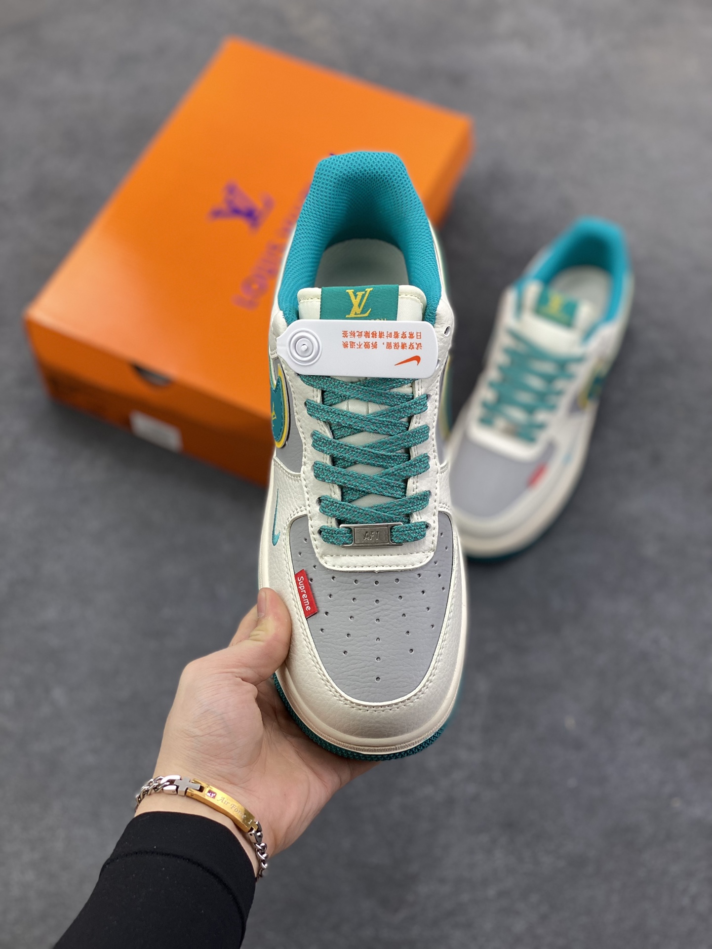 图片[2]-NIke Air Force 1 \’07 Low “LV，supreme联名——白绿色”空军一号 低帮 运动鞋 休闲鞋 折边针车 工艺难度大 原楦头原纸板 原装鞋盒 定制五金配件 内置全掌气垫 原厂鞋底 货号：ZY1618-004 尺码：36 36.5 37.5 38 38.5 39 40 40.5 41 42 42.5 43 44 44.5 45-选品中心
