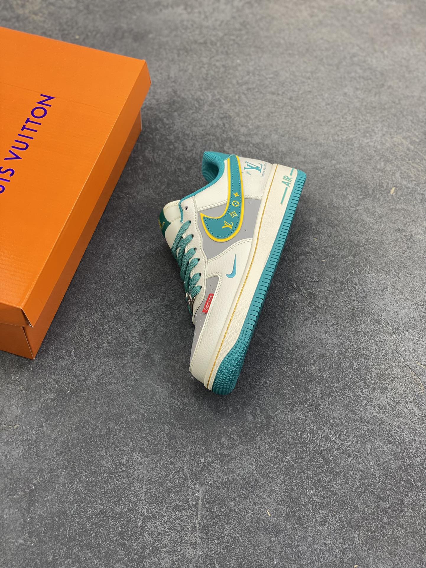 图片[7]-NIke Air Force 1 \’07 Low “LV，supreme联名——白绿色”空军一号 低帮 运动鞋 休闲鞋 折边针车 工艺难度大 原楦头原纸板 原装鞋盒 定制五金配件 内置全掌气垫 原厂鞋底 货号：ZY1618-004 尺码：36 36.5 37.5 38 38.5 39 40 40.5 41 42 42.5 43 44 44.5 45-选品中心