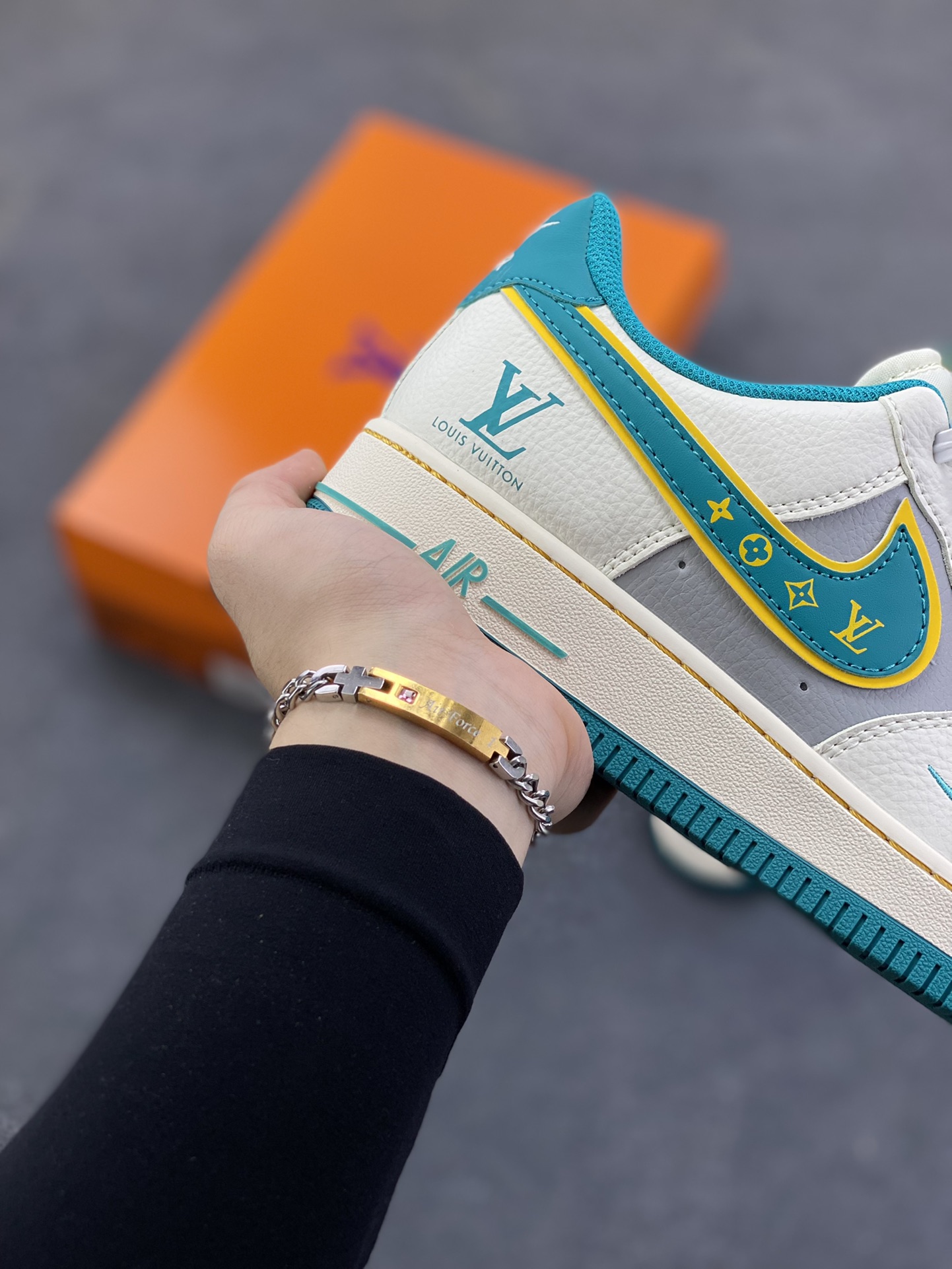 图片[6]-NIke Air Force 1 \’07 Low “LV，supreme联名——白绿色”空军一号 低帮 运动鞋 休闲鞋 折边针车 工艺难度大 原楦头原纸板 原装鞋盒 定制五金配件 内置全掌气垫 原厂鞋底 货号：ZY1618-004 尺码：36 36.5 37.5 38 38.5 39 40 40.5 41 42 42.5 43 44 44.5 45-选品中心